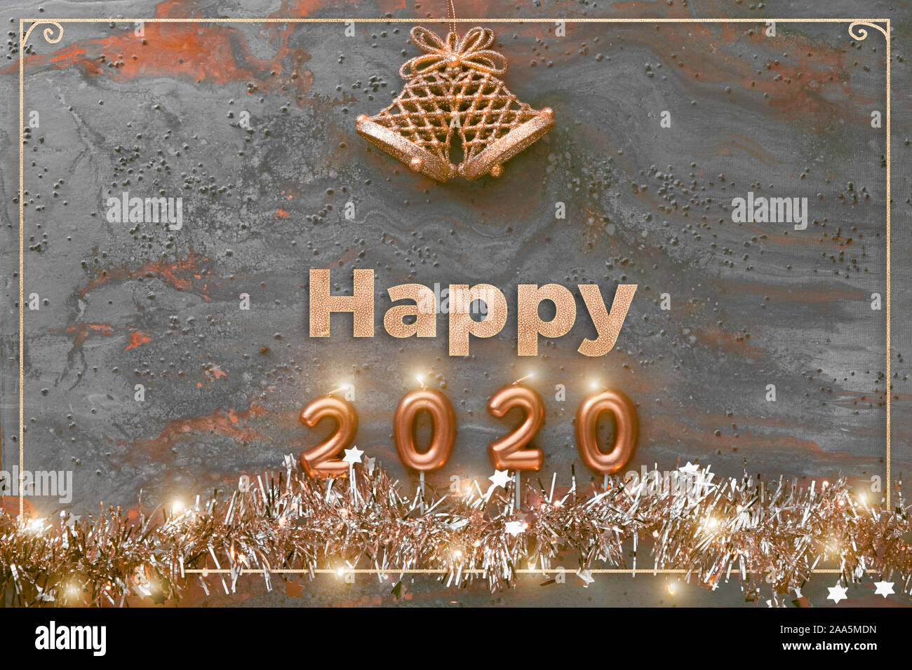 Les numéros de 2020 bougies, happy 2020, cloches et brillant Noël pétillant garland de feux et d'une petite étoile sur dark rusty grunge background, pano Banque D'Images