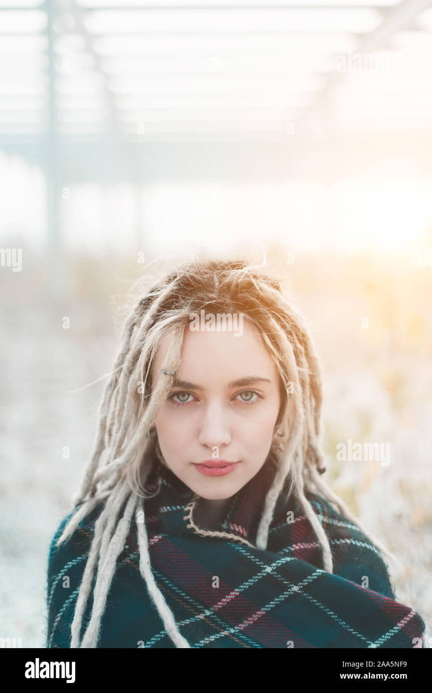 Jeune femme avec des dreadlocks portant poncho cape portrait Banque D'Images