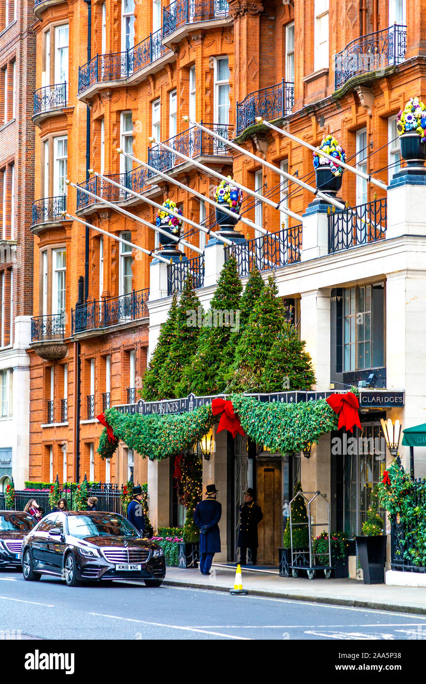 L'extérieur de l'Hôtel Claridge's à Mayfair décoré pour la période de Noël, Londres, UK Banque D'Images