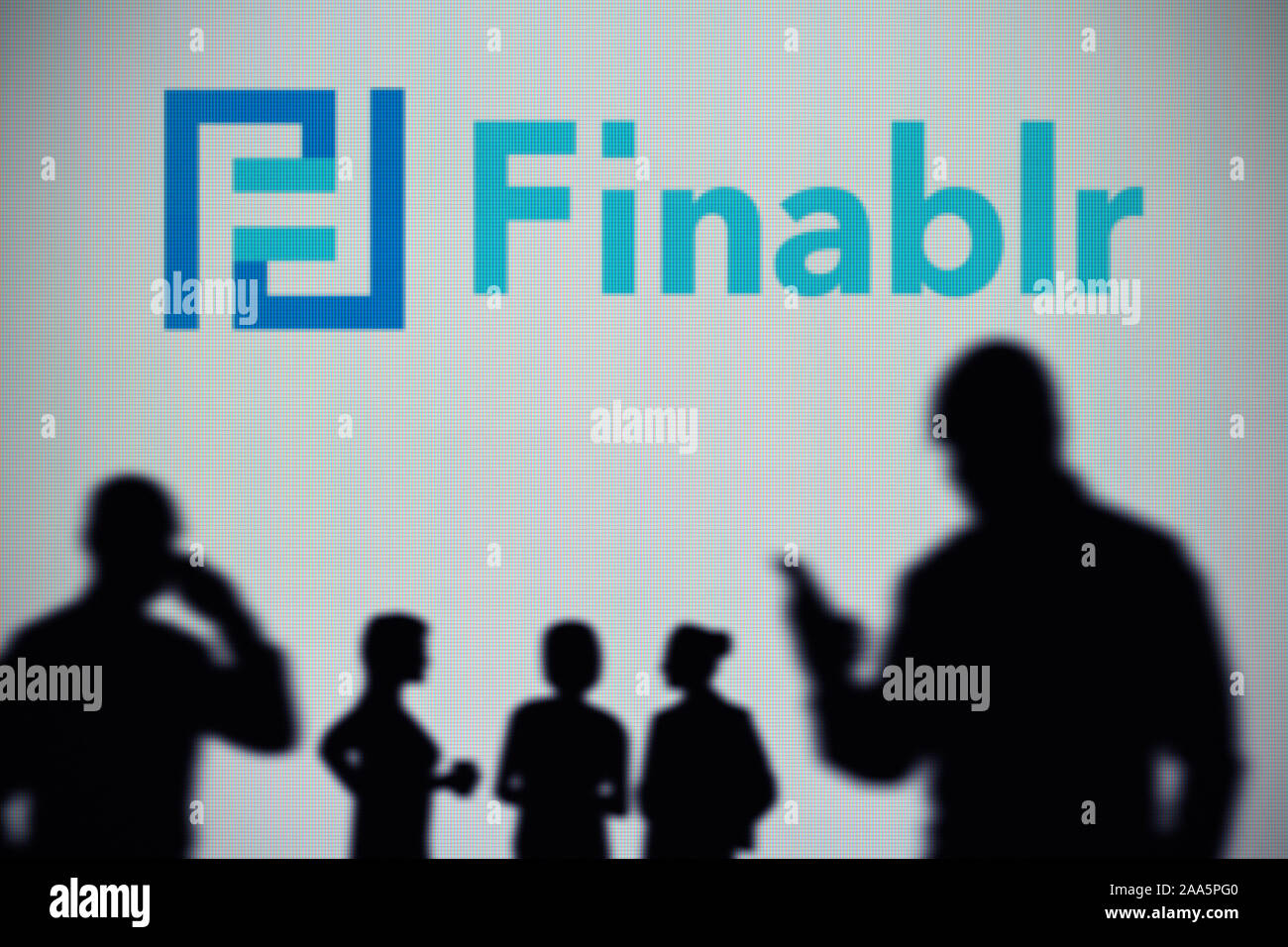 Le Finablr logo est visible sur un écran LED à l'arrière-plan tandis qu'une silhouette personne utilise un smartphone (usage éditorial uniquement) Banque D'Images Le Finablr logo est visible sur un écran LED à l'arrière-plan tandis qu'une silhouette personne utilise un smartphone (usage éditorial uniquement) Banque D'Images
