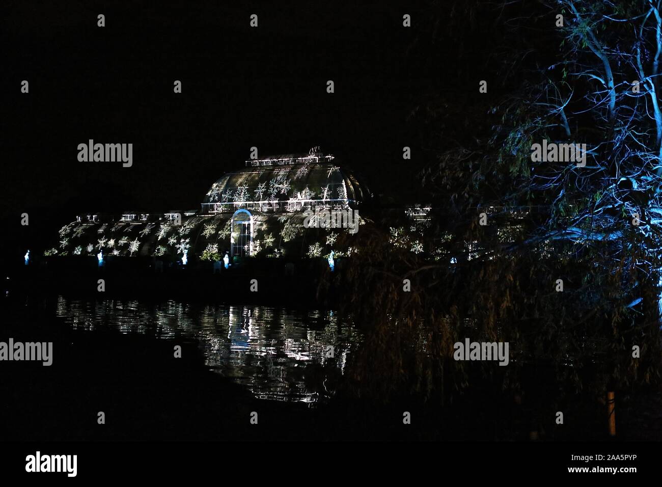 Un sentier lumineux magique par Kew - paysage magnifique après sombre , éclairé par un million de lumières , et un tableau d'une incroyable d'une installation à partir d'une liste d'artistes internationaux. maintenant à sa septième année , Noël à Kew est le doit - faire événement sur le calendrier festif de Londres .Le sentier offre une gamme d'impressionnantes œuvres d'art de la lumière et le son créé par un certain nombre d'UK , français et artistes australiens et les studios de création . Banque D'Images