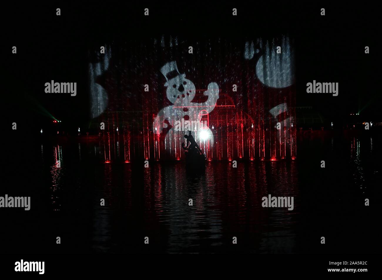 Un sentier lumineux magique par Kew - paysage magnifique après sombre , éclairé par un million de lumières , et un tableau d'une incroyable d'une installation à partir d'une liste d'artistes internationaux. maintenant à sa septième année , Noël à Kew est le doit - faire événement sur le calendrier festif de Londres .Le sentier offre une gamme d'impressionnantes œuvres d'art de la lumière et le son créé par un certain nombre d'UK , français et artistes australiens et les studios de création . Banque D'Images