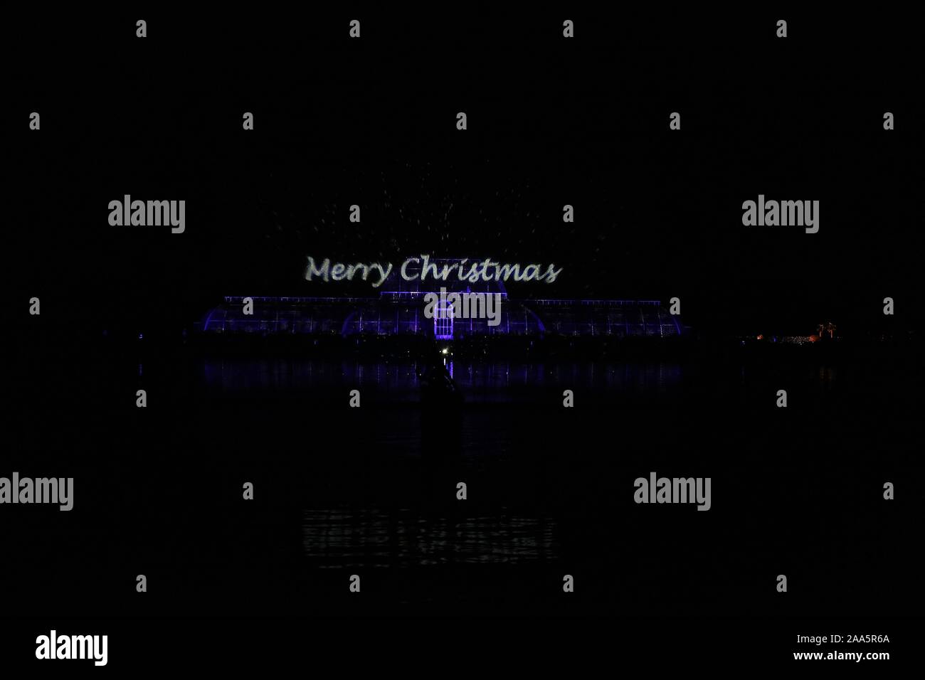 Un sentier lumineux magique par Kew - paysage magnifique après sombre , éclairé par un million de lumières , et un tableau d'une incroyable d'une installation à partir d'une liste d'artistes internationaux. maintenant à sa septième année , Noël à Kew est le doit - faire événement sur le calendrier festif de Londres .Le sentier offre une gamme d'impressionnantes œuvres d'art de la lumière et le son créé par un certain nombre d'UK , français et artistes australiens et les studios de création . Banque D'Images