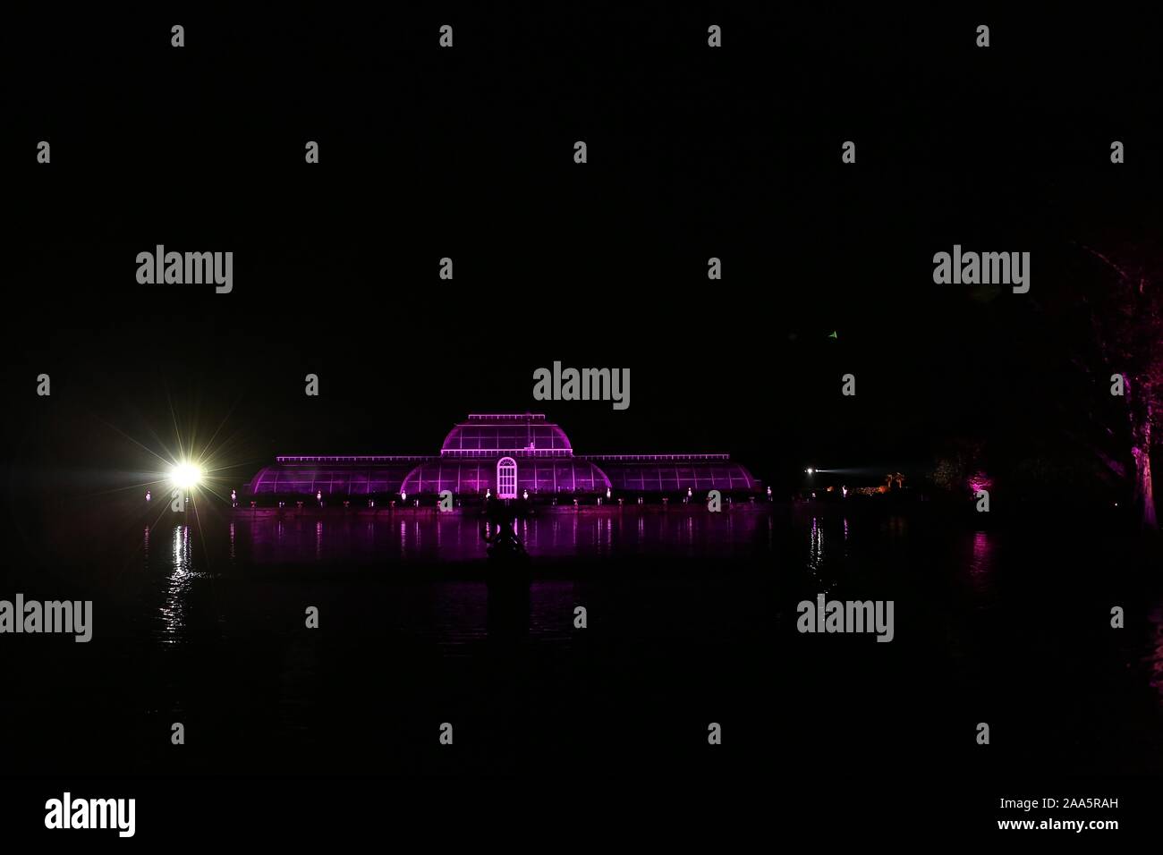 Un sentier lumineux magique par Kew - paysage magnifique après sombre , éclairé par un million de lumières , et un tableau d'une incroyable d'une installation à partir d'une liste d'artistes internationaux. maintenant à sa septième année , Noël à Kew est le doit - faire événement sur le calendrier festif de Londres .Le sentier offre une gamme d'impressionnantes œuvres d'art de la lumière et le son créé par un certain nombre d'UK , français et artistes australiens et les studios de création . Banque D'Images