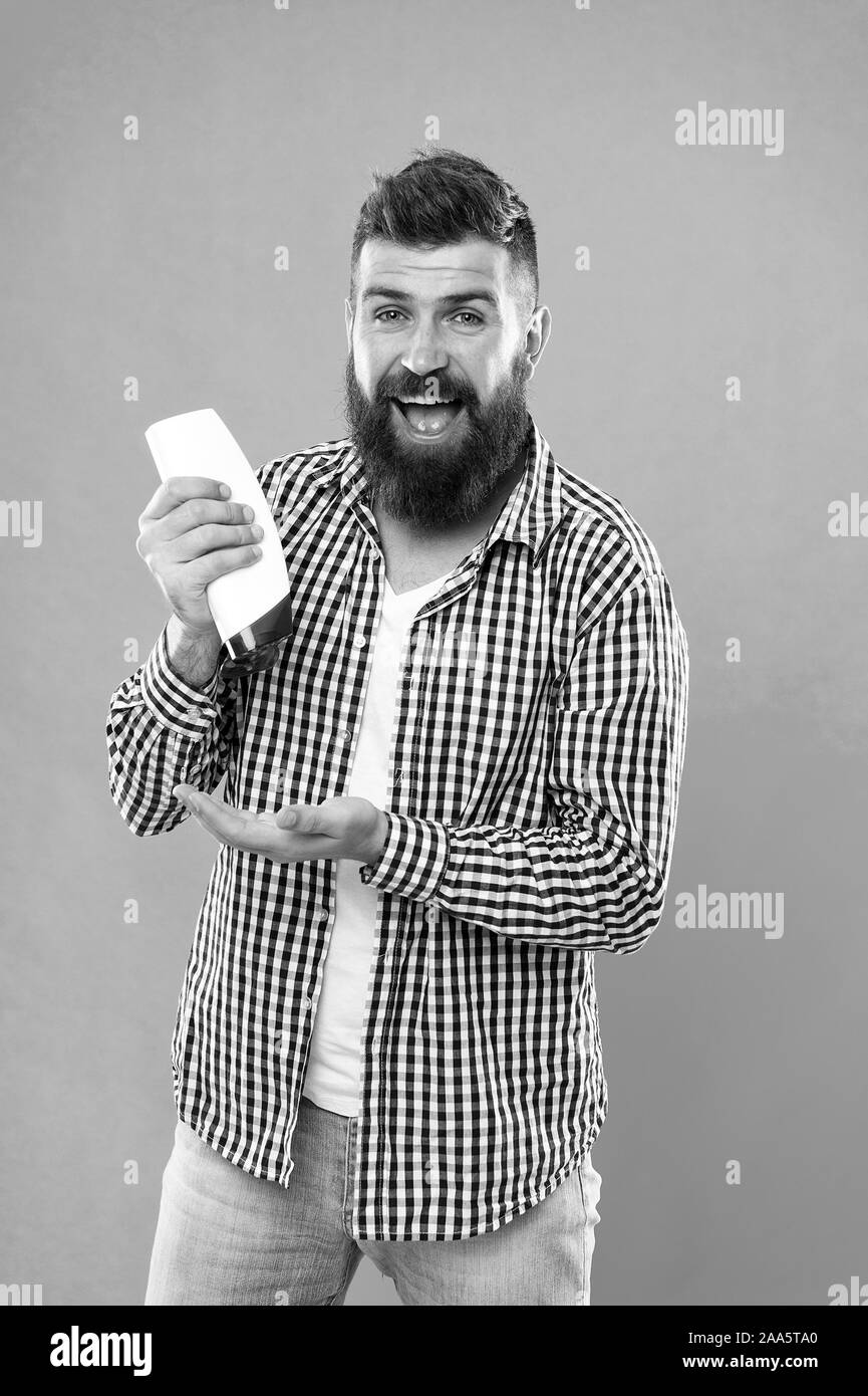 Bouteille de shampoing en attente de l'homme. Soins capillaires. Shampoing pour usage quotidien. Lotion pour la peau. Shampoing et après que vous choisissez peut faire toute la différence dans les cheveux commençant juste à racines. Cosmétiques soins du corps bain douche. Banque D'Images Bouteille de shampoing en attente de l'homme. Soins capillaires. Shampoing pour usage quotidien. Lotion pour la peau. Shampoing et après que vous choisissez peut faire toute la différence dans les cheveux commençant juste à racines. Cosmétiques soins du corps bain douche. Banque D'Images