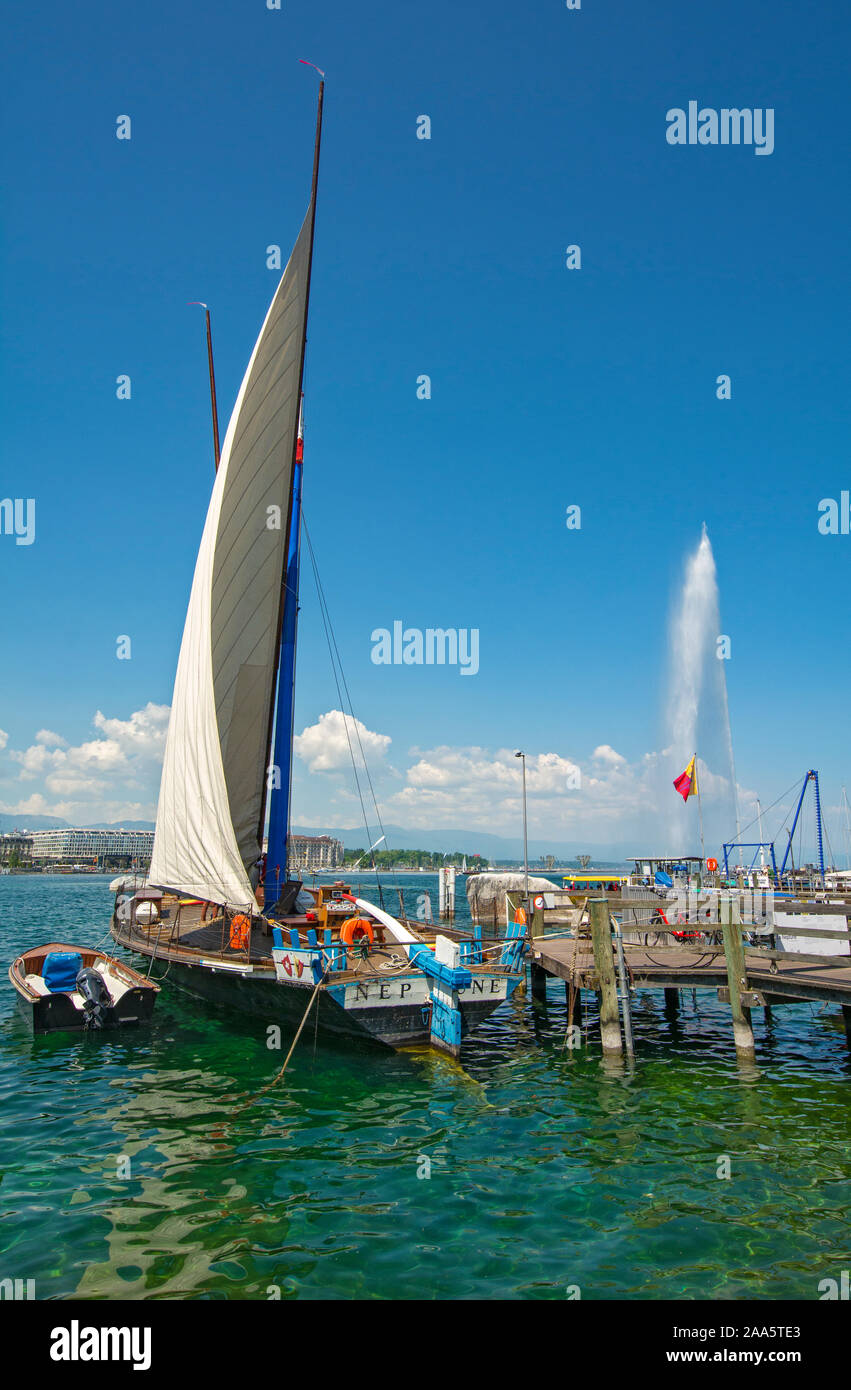La Suisse, Genève, le Neptune célèbre barque construit 1904, Jet d'eau Banque D'Images