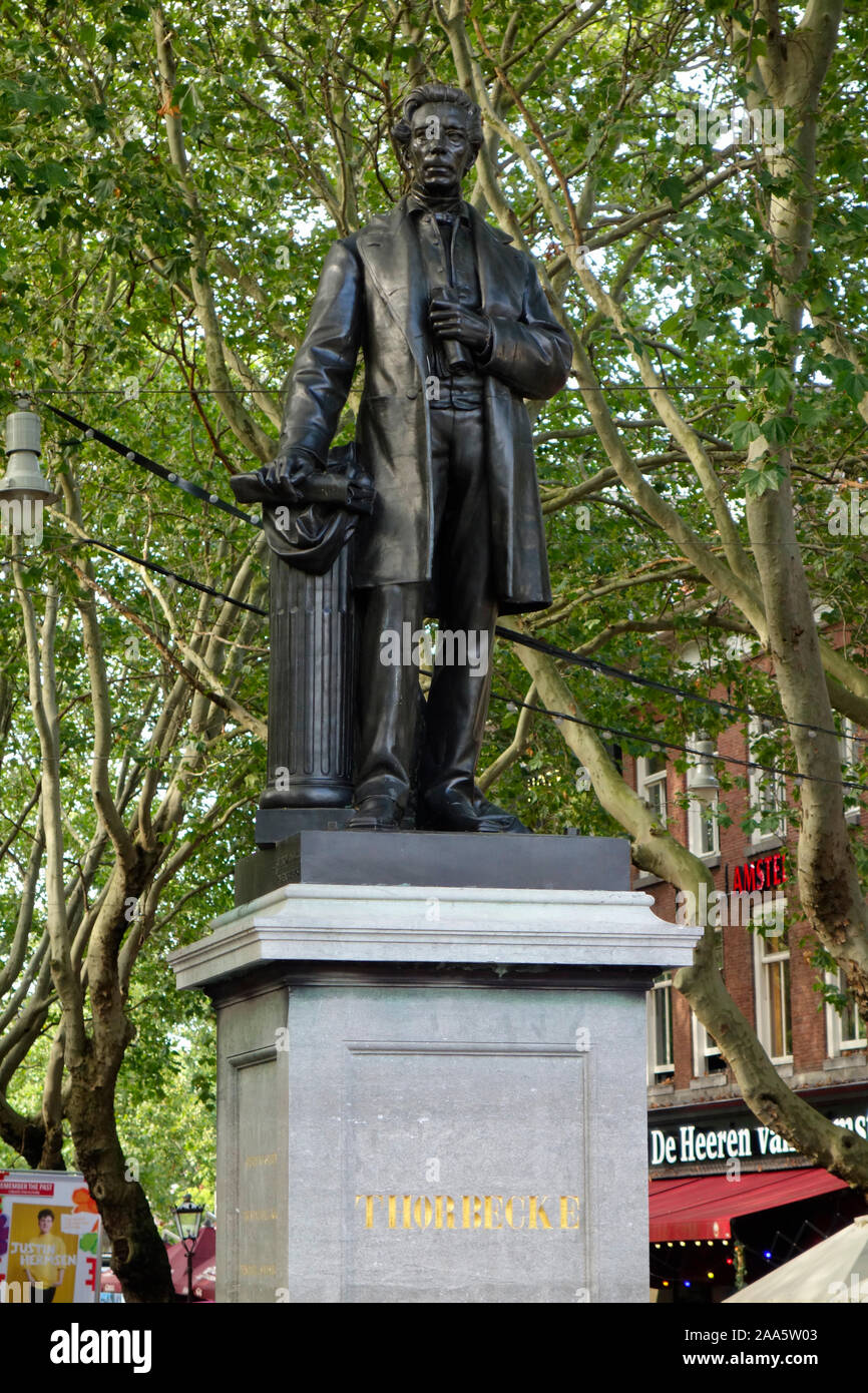 Statue du politicien néerlandais et homme d'État Johan Rudolph Thorbecke (1798-1872) de Ferdinand Leenhoff, à Thorbeckeplein, Amsterdam, Pays-Bas. Banque D'Images