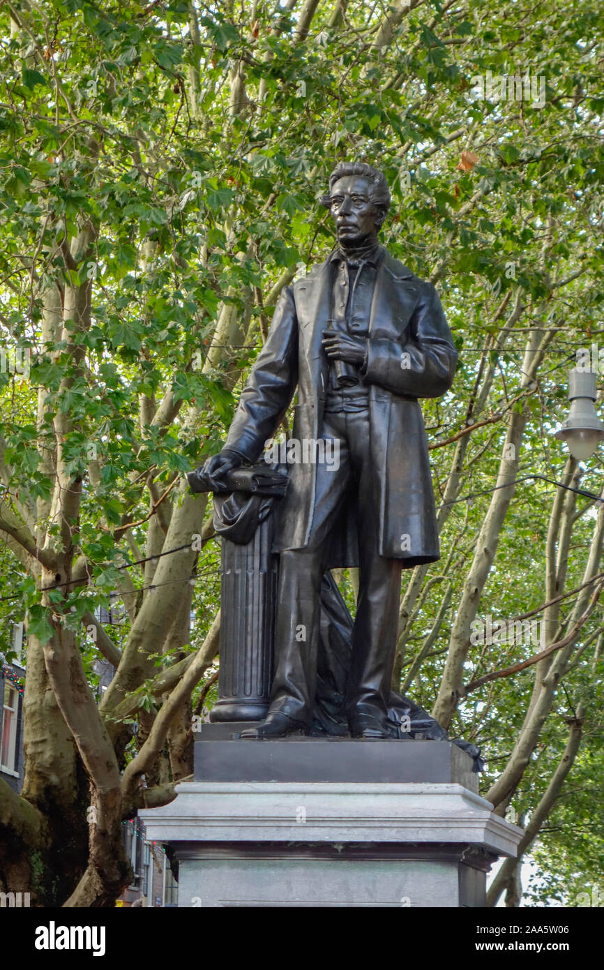Statue du politicien néerlandais et homme d'État Johan Rudolph Thorbecke (1798-1872) de Ferdinand Leenhoff, à Thorbeckeplein, Amsterdam, Pays-Bas. Banque D'Images