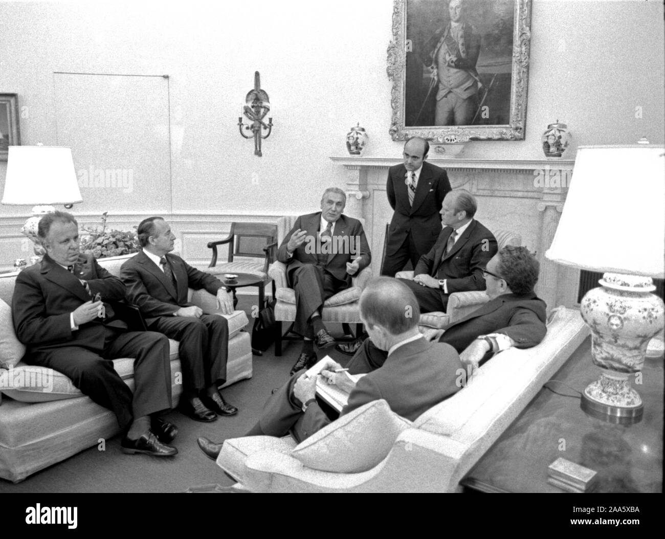 Le président Ford et Edward Gierek, Premier Secrétaire du Comité central du Parti ouvrier unifié polonais (PZPR), rencontrez dans le bureau ovale au cours d'une visite d'État. Sont également présents des vice-premier ministre de la Commission de la planification de la République populaire de Pologne Mieczyslaw Jagielski, Ministre des affaires étrangères de la République populaire de Stephan Olszowska, Secrétaire d'État Henry Kissinger, le Conseiller pour la sécurité nationale, le général Brent Scowcroft, interprète et Henryk Sokalski. Le 8 octobre 1974. Banque D'Images