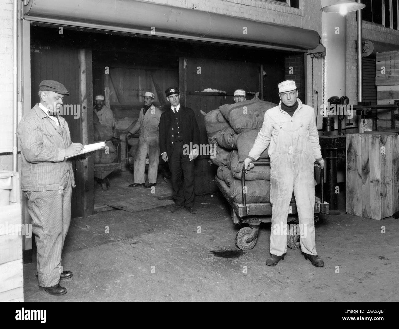De Guerre - Industries - Usine de chewing-gum Wrigley inspecteur des douanes de superviser le déchargement et le pesage de chicle ca. 1917-1918 Banque D'Images