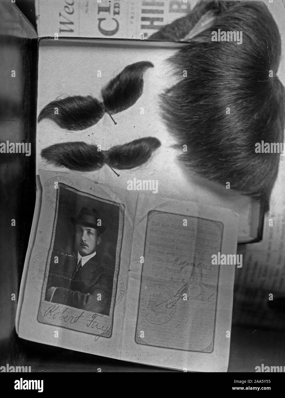 Arrestation de présumés espion allemand. Perruque, moustache et passeport trouvé dans les chambres occupées par Robert Fay et son beau-frère Walter L. Scholz, le présumé espion et conspirateur ca. 1918-1919 Banque D'Images