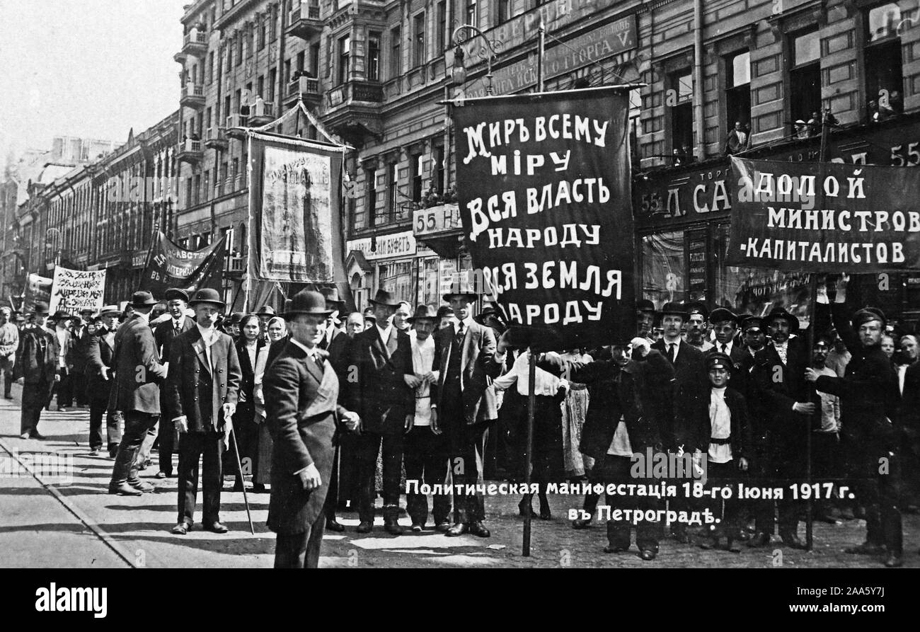 Manifestation politique à Petrograd, le 18 juin 1917 Le bandeau de gauche indique "tout le pouvoir au peuple - la paix dans le monde entier - toutes les terres aux habitants" et la bannière de droite se lit comme suit : "A bas le ministre-capitalistes" ; ce sont des slogans bolchevique. Banque D'Images