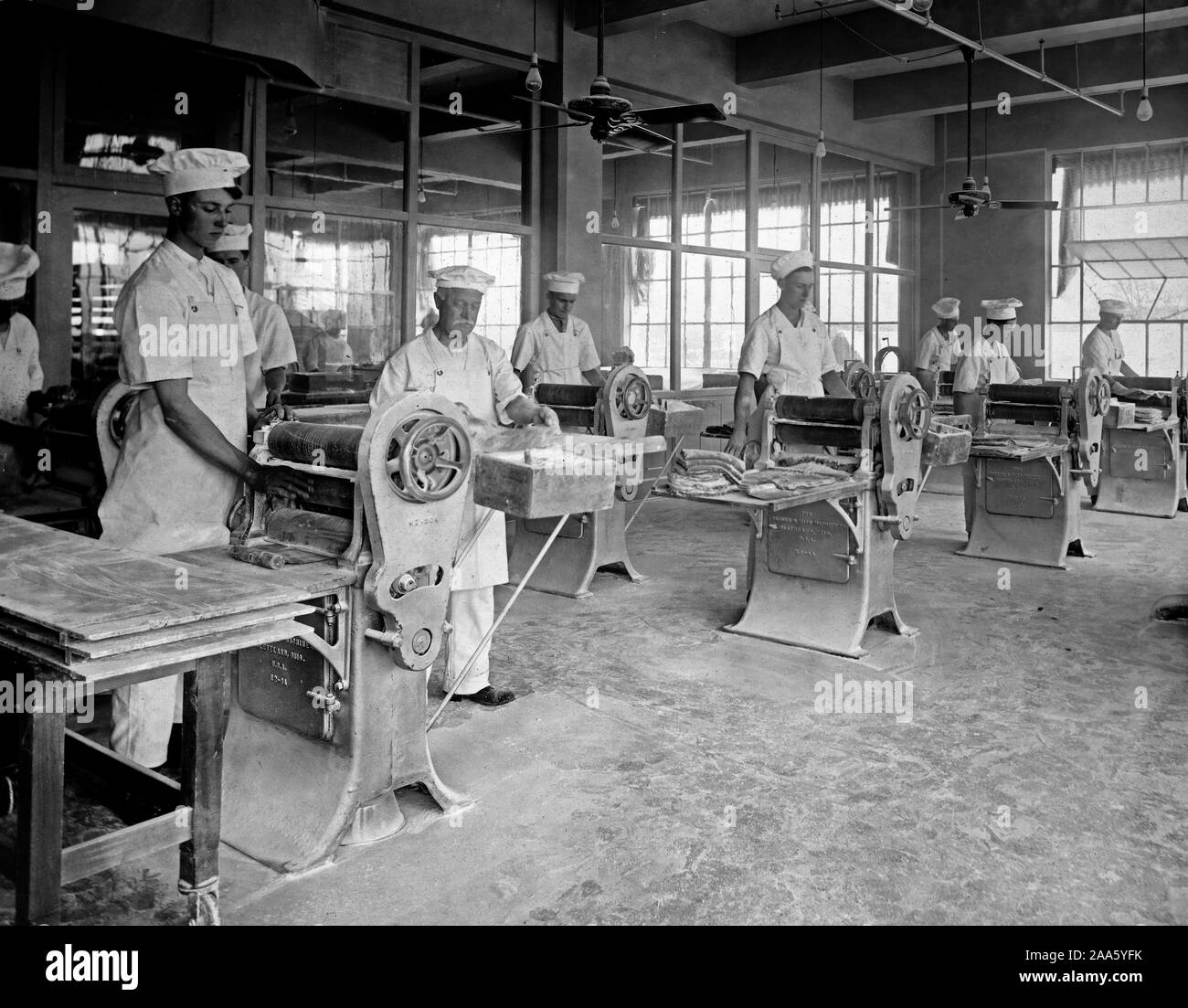 De Guerre - Industries - Fabrication de chewing-gum CHEWING-GUM. La gomme d'exécution par des communiqués dans l'usine de Beech-Nut Packing Co., Canajoharie, New York ca. 1918 Banque D'Images