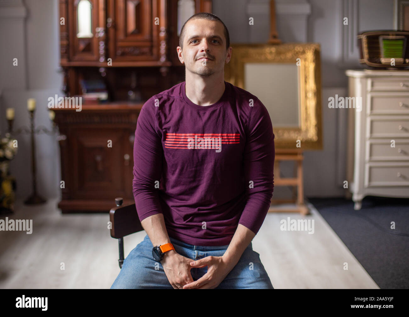 Portrait de l'homme assis à la maison à l'interieur moderne Banque D'Images