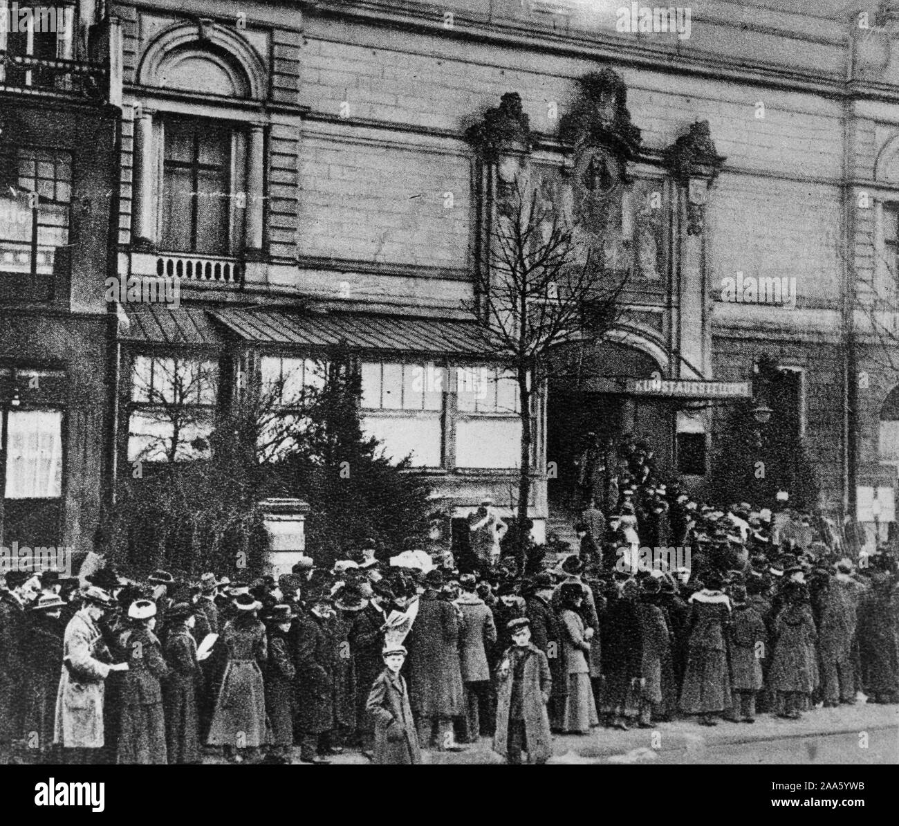 La Révolution allemande - les élections en Allemagne. La foule qui continuellement entouré le sondage près du Palais de Potsdam, Berlin ca. 1919 Banque D'Images