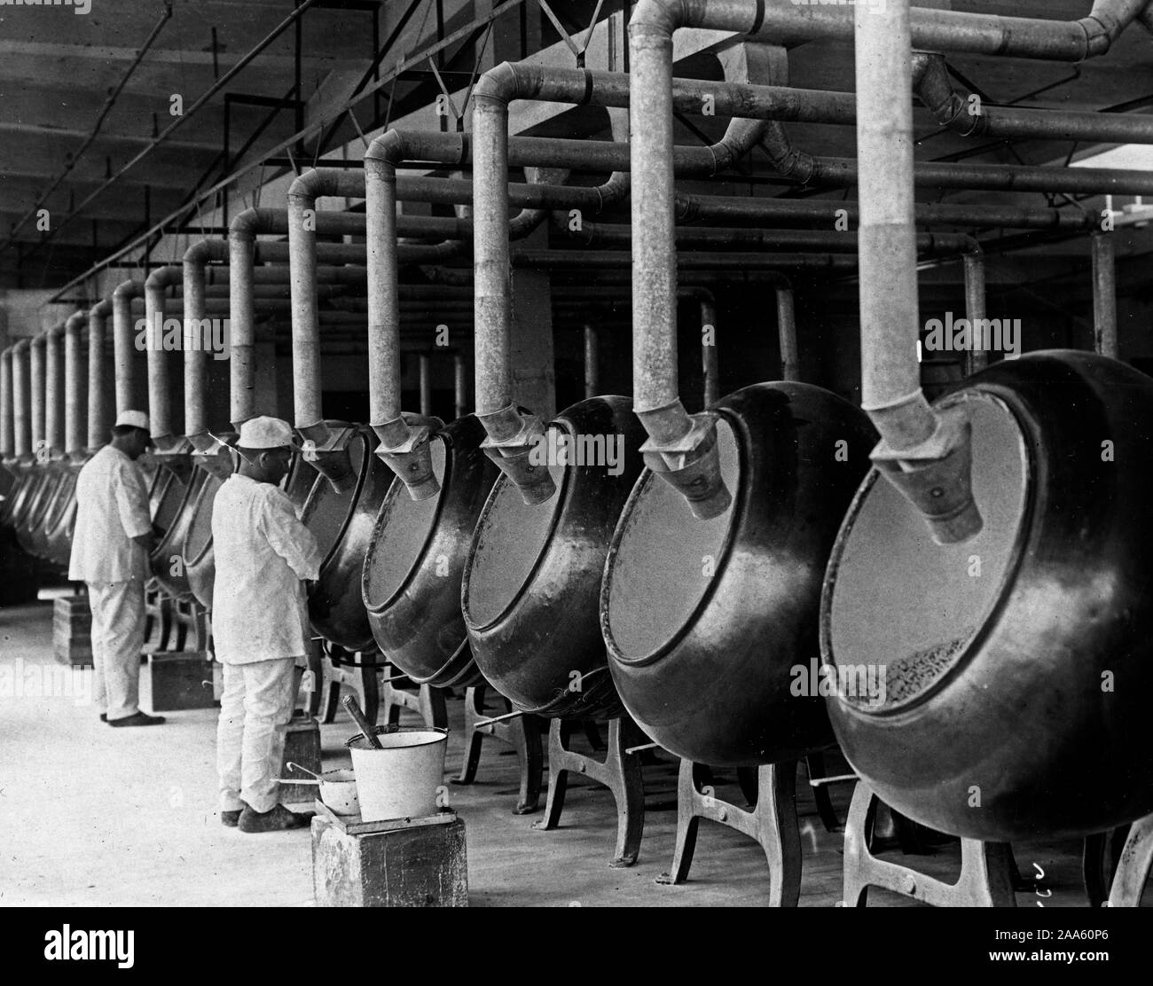 Prendre les comprimés à mâcher chiclets, comme est plus intéressant après pratiquement le même processus que placé dans une grande cuve qui sont continuellement fonds renouvelable. Le sucre à la menthe poivrée est versé dans les cuves et ballottée chiclets intérieur, sur la quantité de revêtement uniforme de sucre. Les grandes cuves dans lesquelles le sont placés pour l'chiclets procédé de revêtement est illustré. Banque D'Images