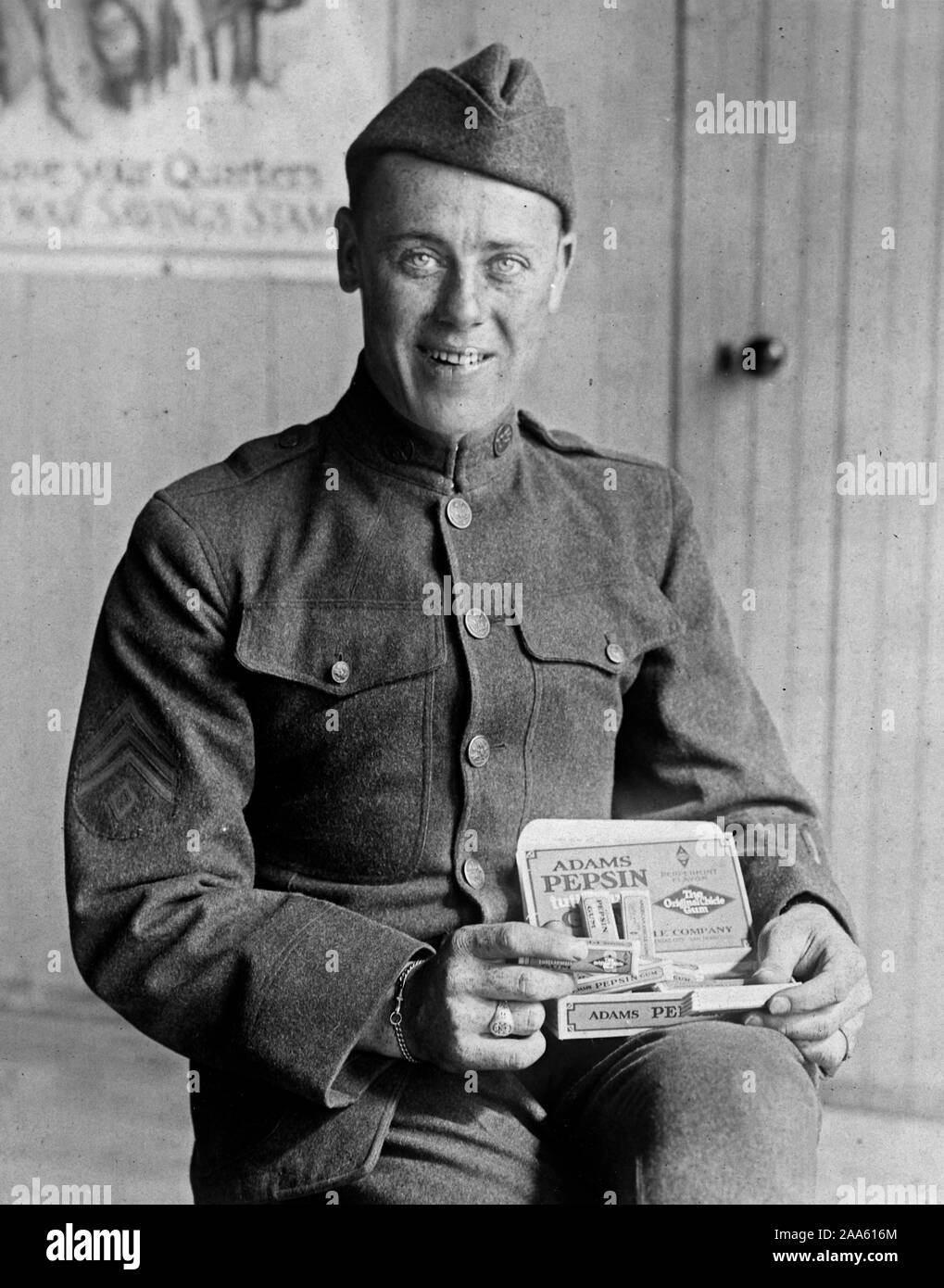 Le produit fini. Un soldat américain avec une boîte de chewing-gum. Chaque soldat américain a reçu une ration vert reçoit régulièrement du chewing-gum Banque D'Images