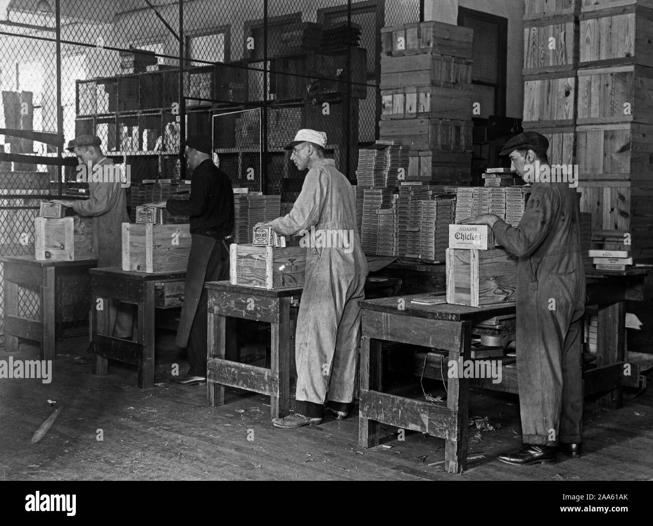 L'emballage et l'expédition Ministère de l'un des plus grands fabricants de chewing-gum. Le quartier-maître Département de l'armée a placé des commandes pour des millions de paquets de gomme pour les hommes à l'étranger Banque D'Images