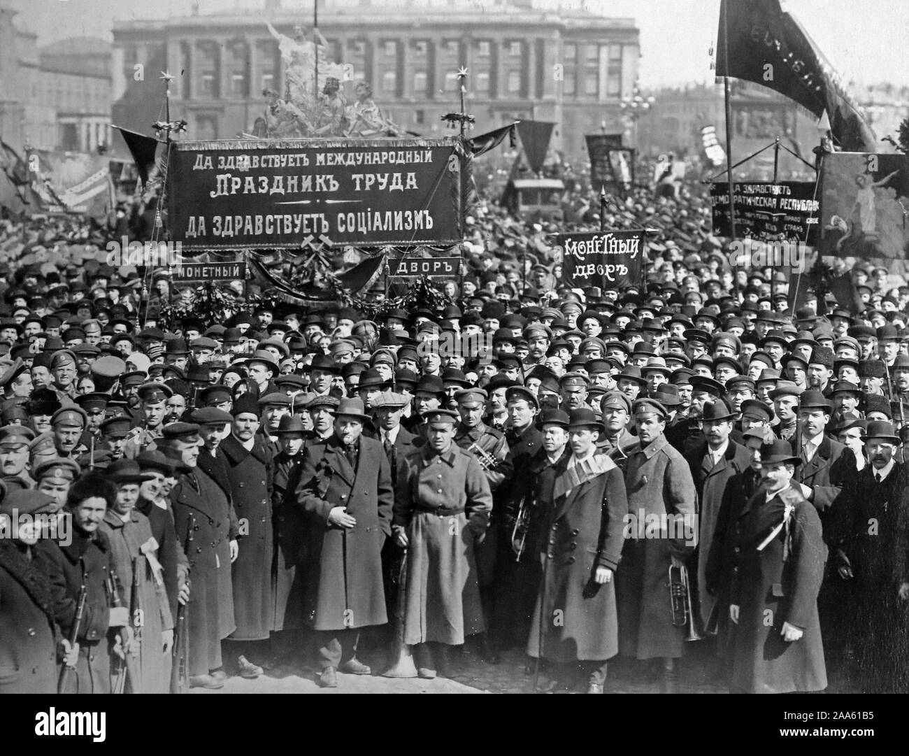 La démonstration a eu lieu sur la Place du Palais à Pétrograd, en face du Palais d'hiver. Le drapeau central dit : "Vive la Journée internationale du Travail, vive le socialisme" et la petite bannière se lit comme suit : "Maison de la monnaie'. Banque D'Images