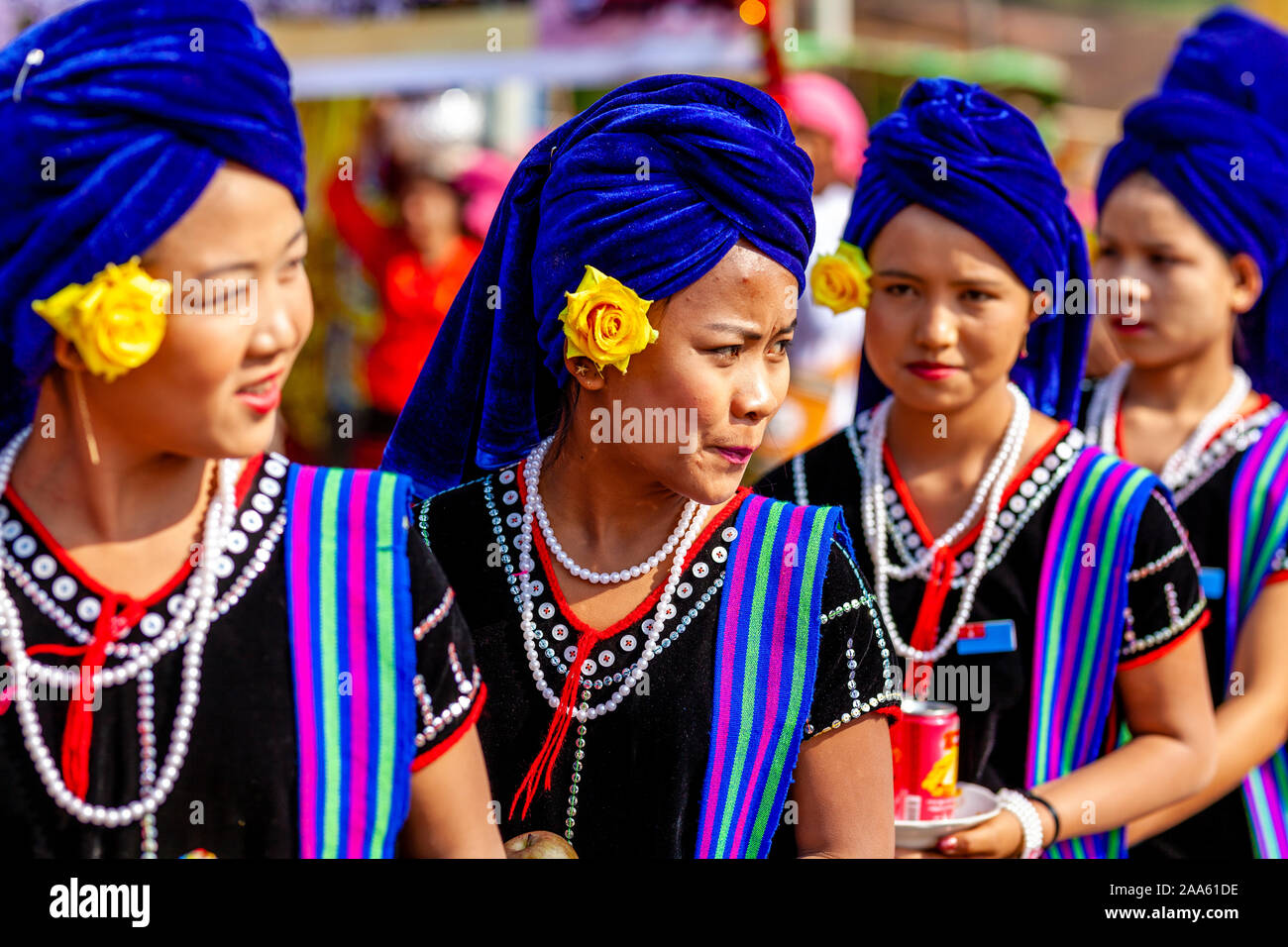 Un groupe de jeunes femmes des minorités ethniques à l'Assemblée annuelle du Festival Pindaya Cave, Pindaya, l'État de Shan, Myanmar. Banque D'Images Un groupe de jeunes femmes des minorités ethniques à l'Assemblée annuelle du Festival Pindaya Cave, Pindaya, l'État de Shan, Myanmar. Banque D'Images