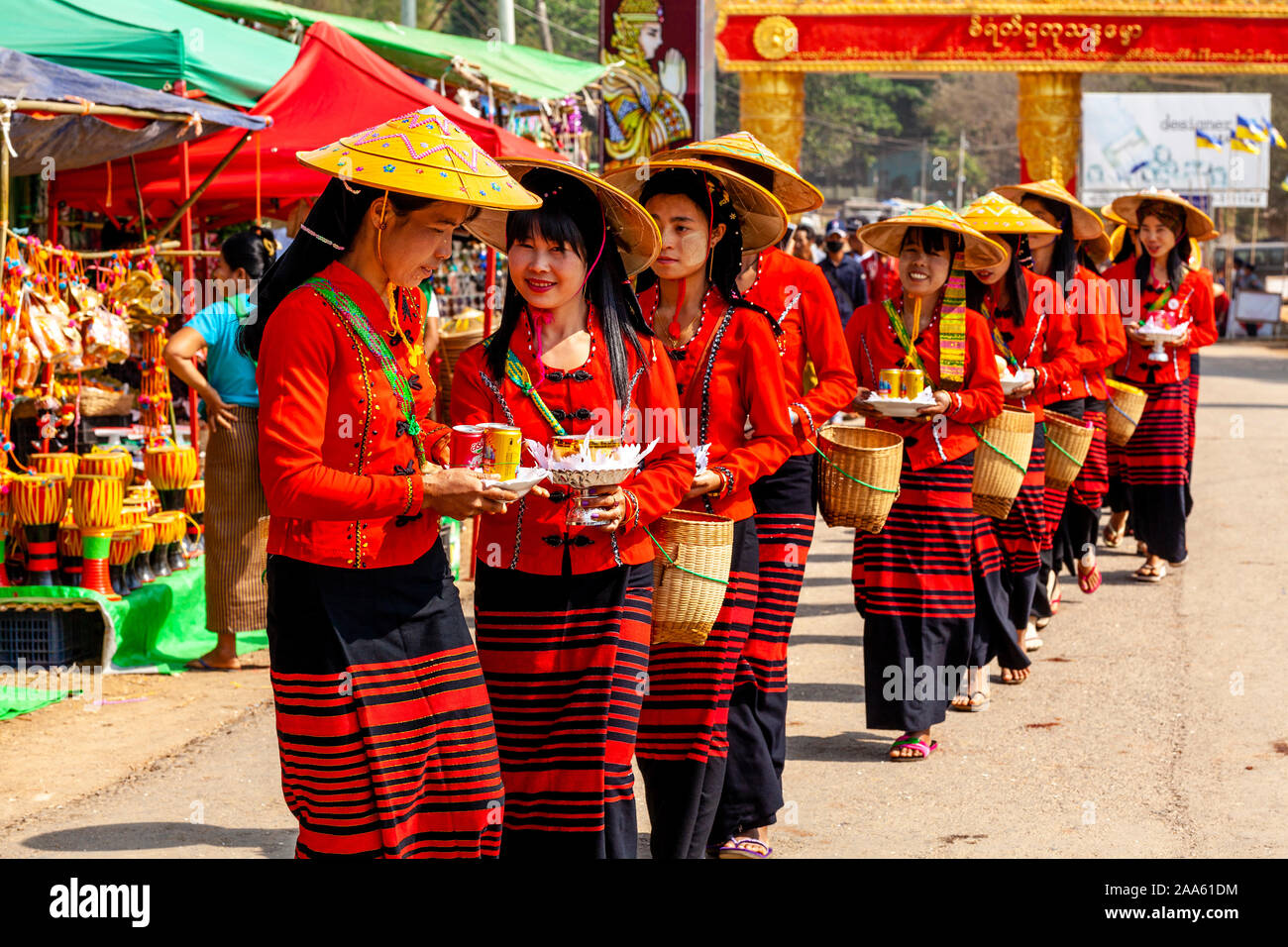 Une procession de jeunes Danu, les femmes des minorités ethniques portant les offrandes à la Grotte de Pindaya annuel Festival, Pindaya, l'État de Shan, Myanmar. Banque D'Images Une procession de jeunes Danu, les femmes des minorités ethniques portant les offrandes à la Grotte de Pindaya annuel Festival, Pindaya, l'État de Shan, Myanmar. Banque D'Images