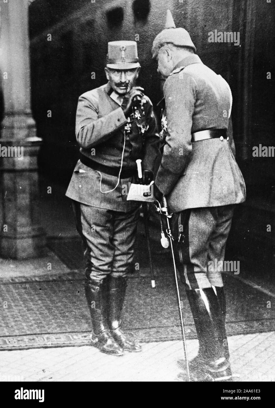 Le Kaiser dans une ambiance confidentielle. Juste avant la signature de l'Armistice, l'ex-Kaiser dans l'uniforme d'un général autrichien, décoré de croix de fer de délivrer certains instructions secrètes à l'un de ses généraux, au Quartier général de l'armée allemande à Spa ca. 1918, Banque D'Images