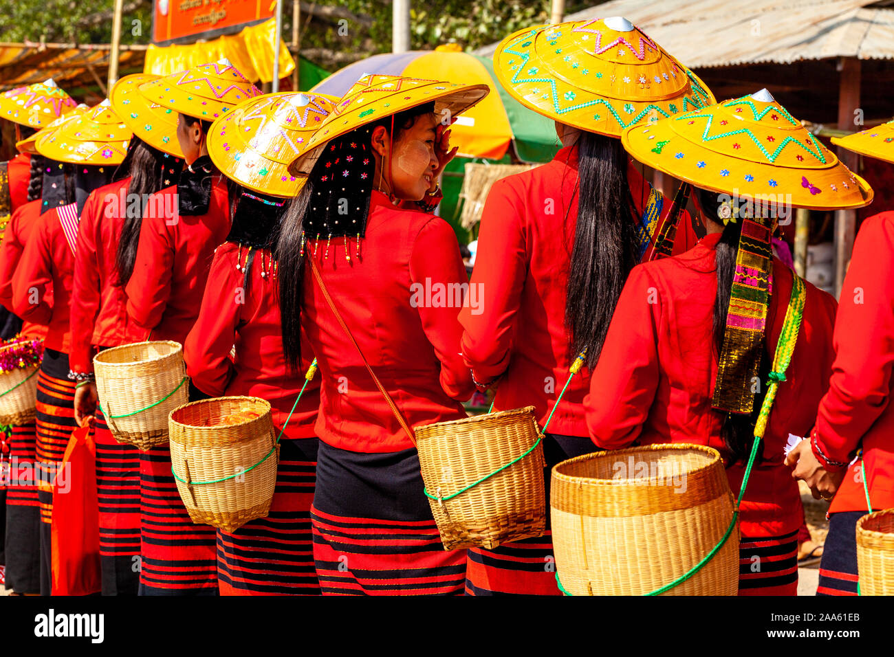 Une procession de jeunes Danu, les femmes des minorités ethniques portant les offrandes à la Grotte de Pindaya annuel Festival, Pindaya, l'État de Shan, Myanmar. Banque D'Images Une procession de jeunes Danu, les femmes des minorités ethniques portant les offrandes à la Grotte de Pindaya annuel Festival, Pindaya, l'État de Shan, Myanmar. Banque D'Images