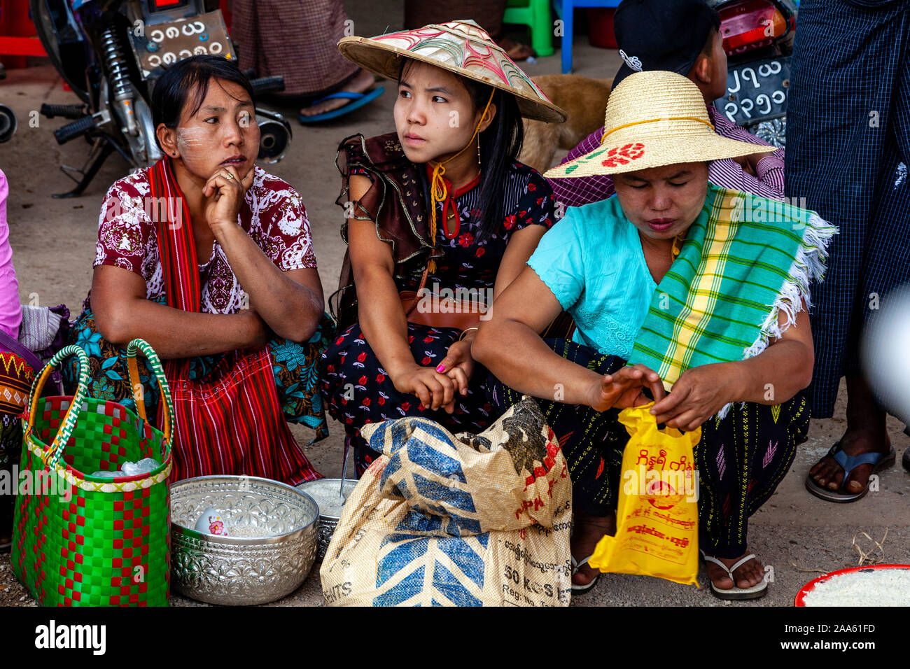 Les gens attendent de donner l'aumône aux moines qui prennent part à une procession traditionnelle pendant la grotte de Pindaya Pindaya, Festival, l'État de Shan, Myanmar Banque D'Images Les gens attendent de donner l'aumône aux moines qui prennent part à une procession traditionnelle pendant la grotte de Pindaya Pindaya, Festival, l'État de Shan, Myanmar Banque D'Images