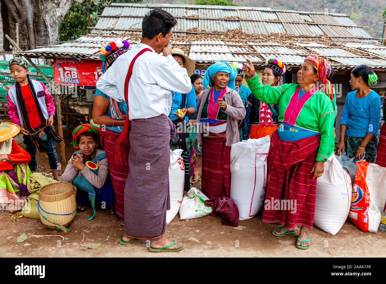 Les minorités ethniques font valoir dans l'attente de donner l'aumône aux moines qui prennent part à une procession, Festival Pindaya Cave, l'État de Shan, Myanmar Banque D'Images Les minorités ethniques font valoir dans l'attente de donner l'aumône aux moines qui prennent part à une procession, Festival Pindaya Cave, l'État de Shan, Myanmar Banque D'Images