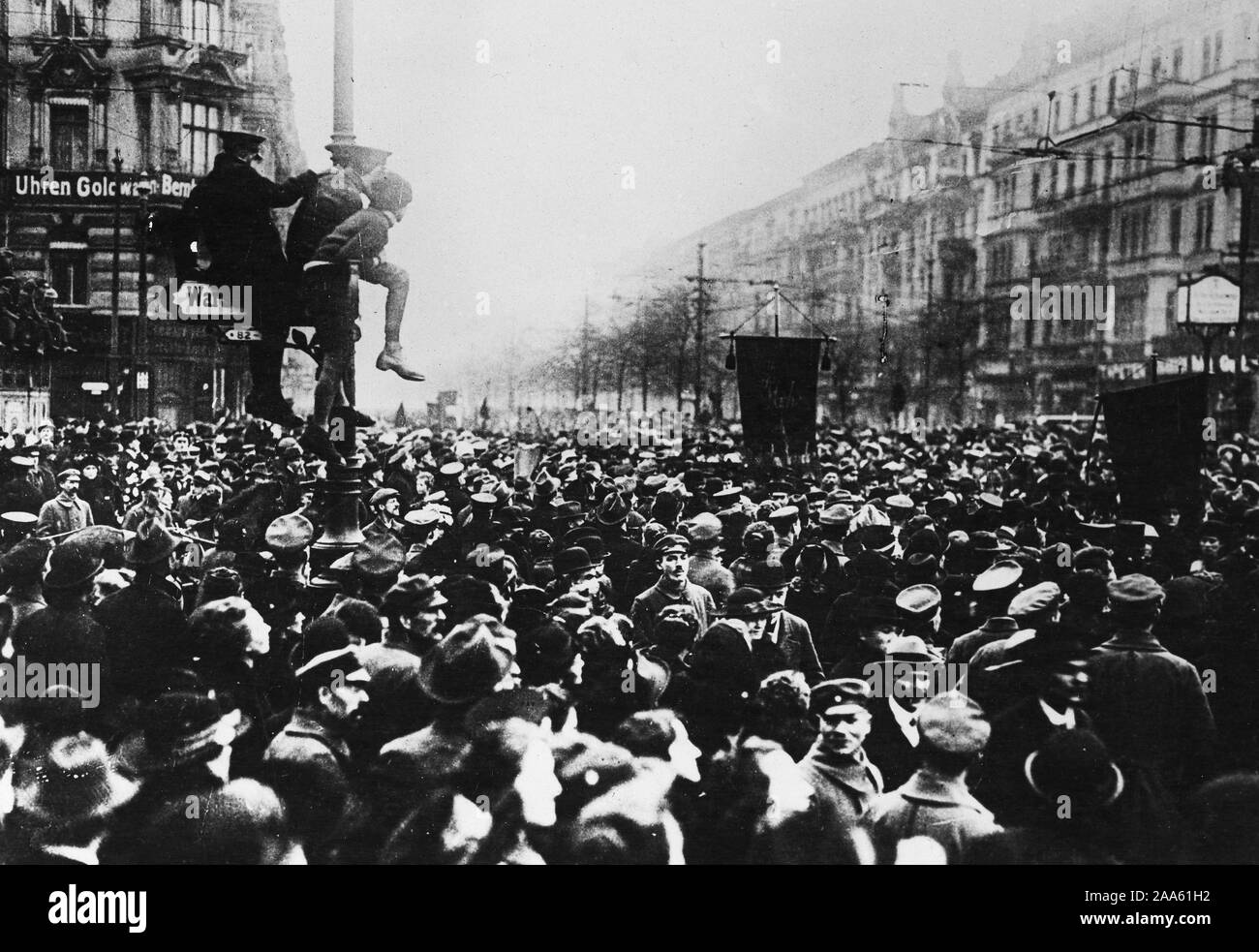 Les foules en Allemagne regarder 4-mile du cortège funéraire de Karl Leibknecht. Une foule dense foule les rues de Berlin, payer un dernier hommage d'hommage à Karl Leibknecht, et 32 autres Spartakistes tués lors de combats ca. 1919 Banque D'Images