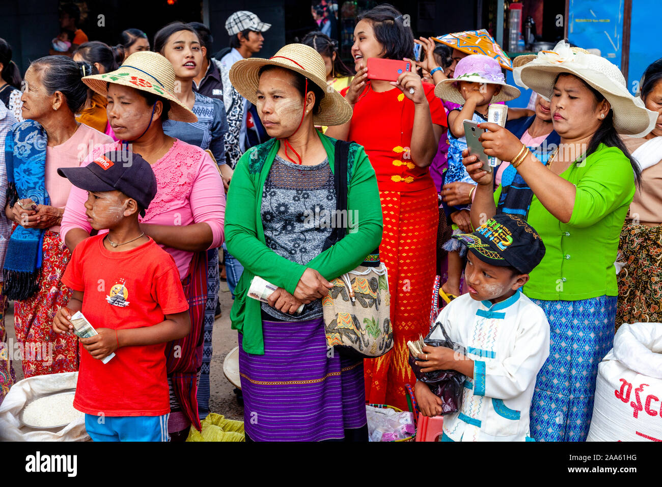Les gens attendent de donner l'aumône et de l'argent aux moines à propos de prendre part à une procession, la grotte de Pindaya Pindaya, Festival, l'État de Shan, Myanmar Banque D'Images Les gens attendent de donner l'aumône et de l'argent aux moines à propos de prendre part à une procession, la grotte de Pindaya Pindaya, Festival, l'État de Shan, Myanmar Banque D'Images