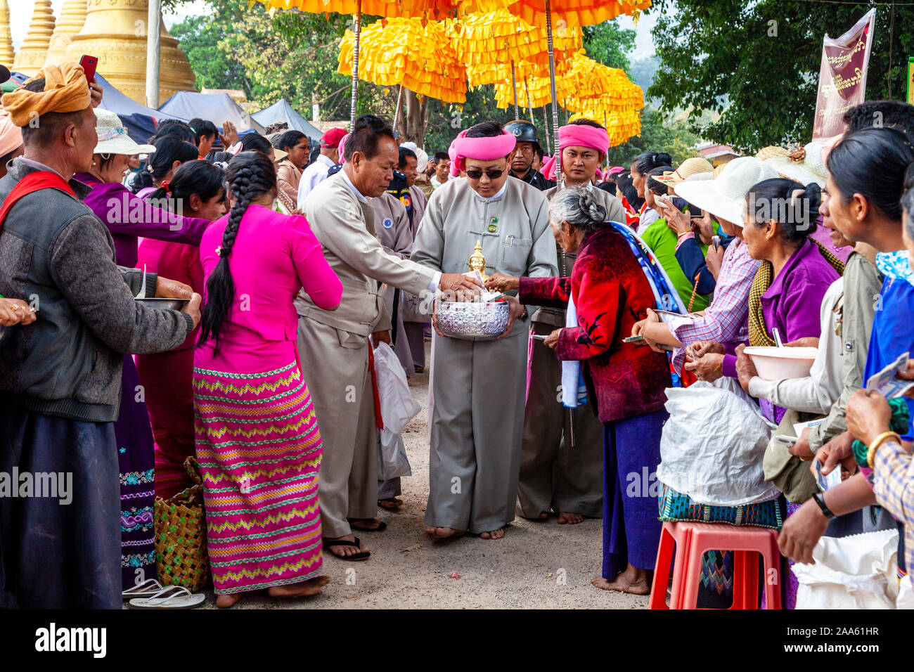 Birmans l'aumône et de l'argent pour les moines pendant la grotte de Pindaya Pindaya, Festival, l'État de Shan, Myanmar. Banque D'Images Birmans l'aumône et de l'argent pour les moines pendant la grotte de Pindaya Pindaya, Festival, l'État de Shan, Myanmar. Banque D'Images