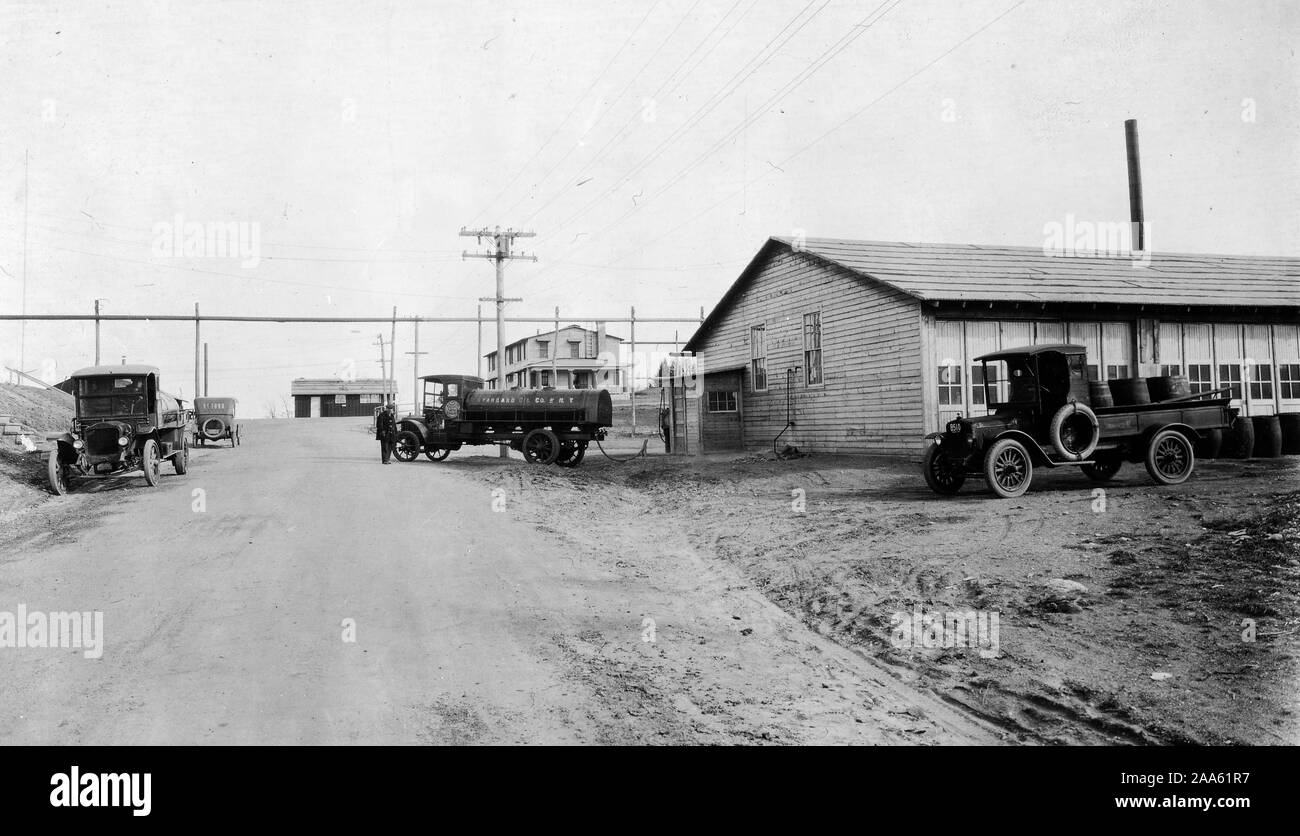 La guerre des industries - l'essence - La Standard Oil Company DE CAMIONS, DES LIVRAISONS D'ESSENCE ET D'HUILES AUX STATIONS À CAMP DEVENS, Massachusetts ca. 1915-1920 Banque D'Images