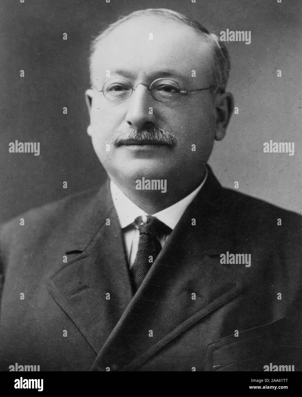 Représentant Victor L. Berger, Socialiste de Milwaukee qui a été reconnu coupable devant le juge fédéral Landis à Chicago de sédition et de déloyauté en vertu de la Loi sur l'espionnage. Berger et quatre autres personnalités socialistes condamnés avec lui face à des peines de un à vingt ans et d'une amende de mille à dix mille dollars des deux. Banque D'Images