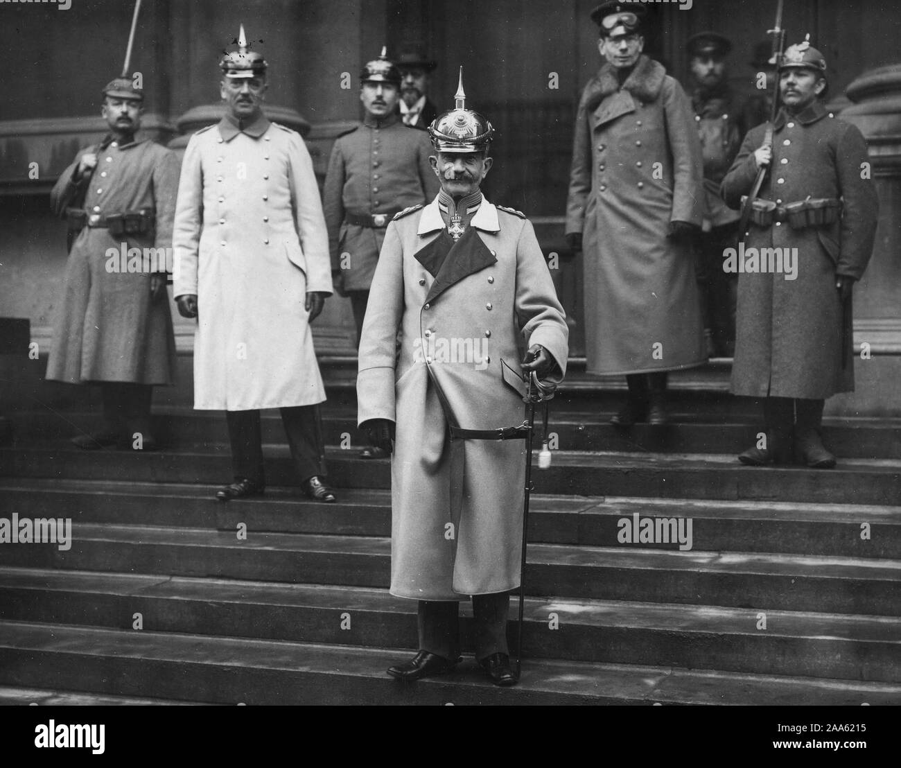 Activités de propagande allemande. Von Bissing, Gouverneur général de la Belgique, de recevoir les correspondants -- l'officier militaire qui accompagne les correspondants avec des lunettes auto sur son cap ca. 1918 Banque D'Images