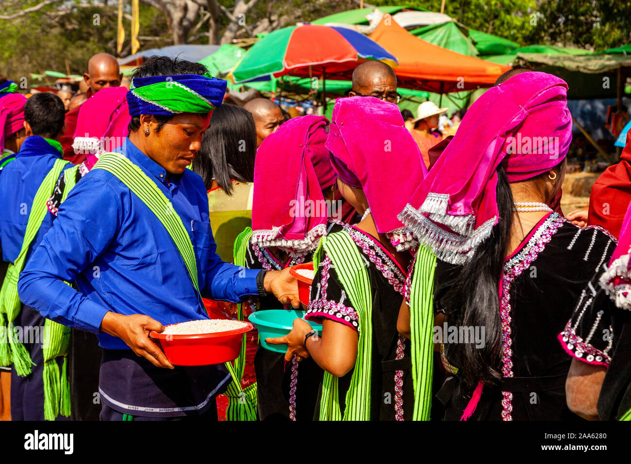 Un groupe de jeunes de minorités ethniques l'Aumône/Dons aux moines bouddhistes locaux pendant la grotte de Pindaya Pindaya, Festival, l'État de Shan, Myanmar. Banque D'Images