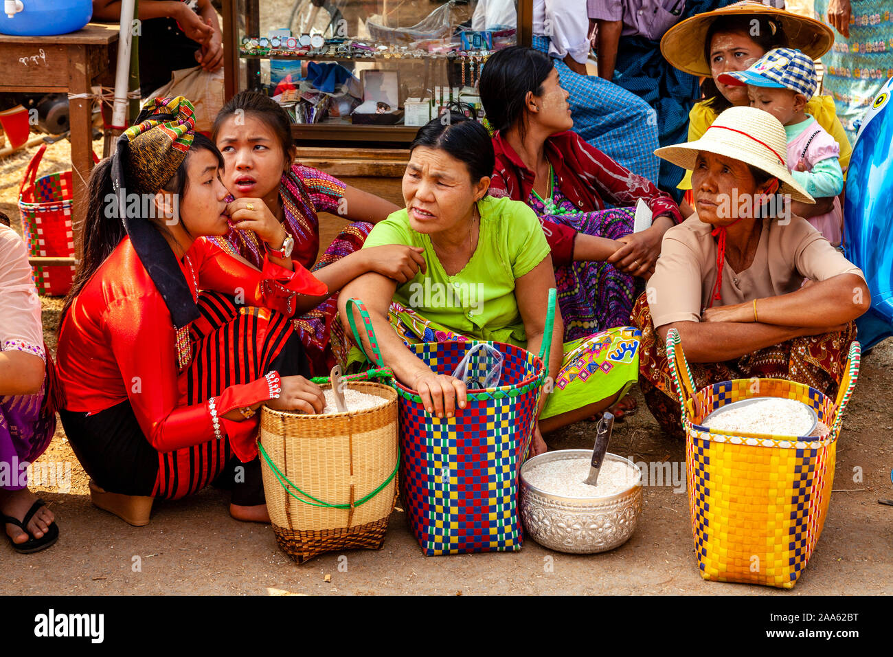 Les gens attendent de donner l'aumône aux moines qui sont sur le point de prendre part à une procession pendant la grotte de Pindaya Pindaya, Festival, Shane, État du Myanmar. Banque D'Images Les gens attendent de donner l'aumône aux moines qui sont sur le point de prendre part à une procession pendant la grotte de Pindaya Pindaya, Festival, Shane, État du Myanmar. Banque D'Images