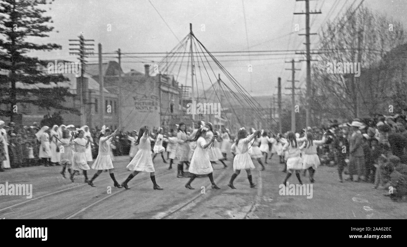 'Hobart Notre Day Parade' - enfants Maypole dance - Macquarie Street ? - Obligatoire Crédit photo : TAHO Banque D'Images