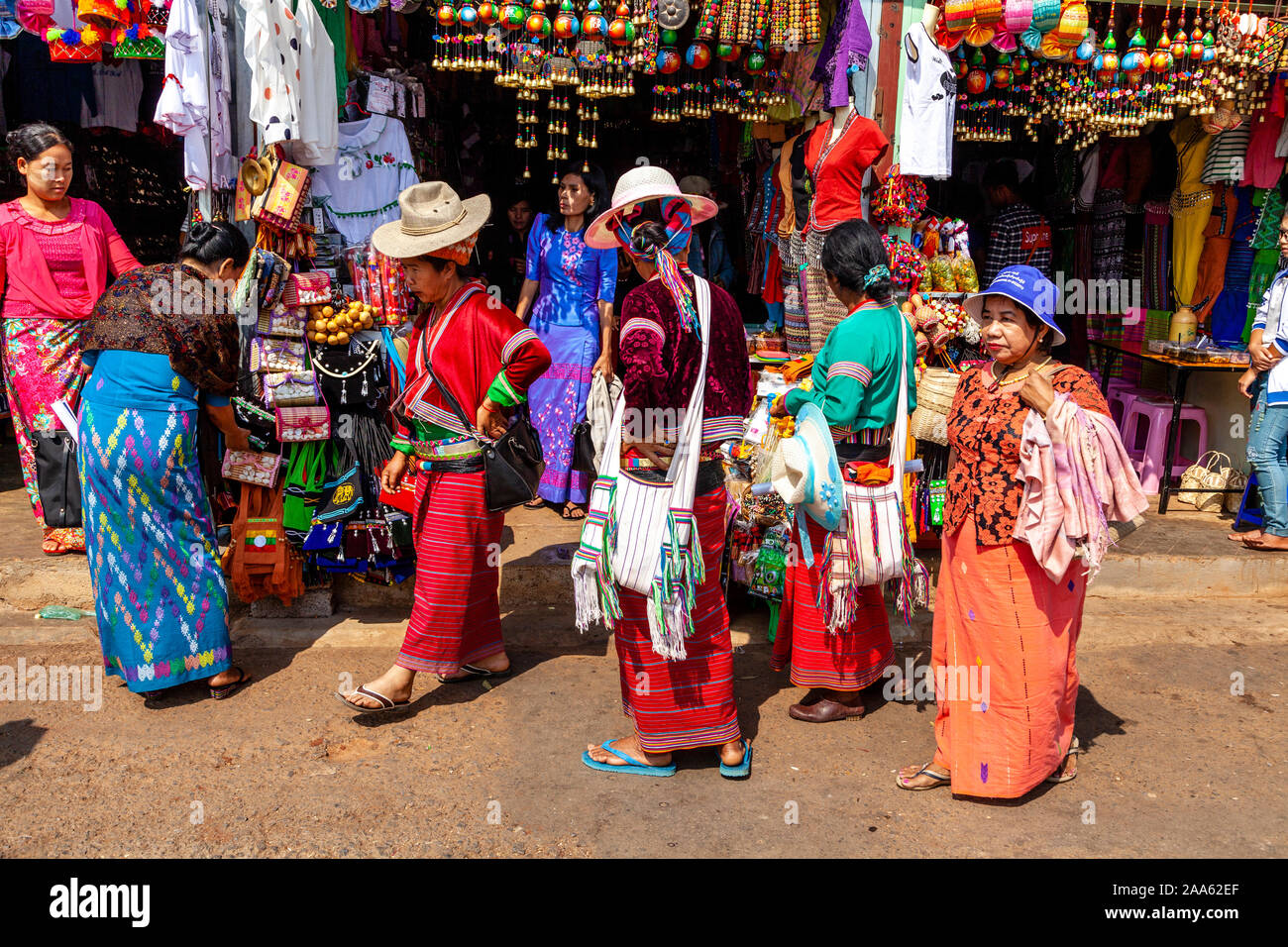 Un groupe de personnes de minorités ethniques, d'achats de l'État Shan, Pindaya, Myanmar. Banque D'Images Un groupe de personnes de minorités ethniques, d'achats de l'État Shan, Pindaya, Myanmar. Banque D'Images