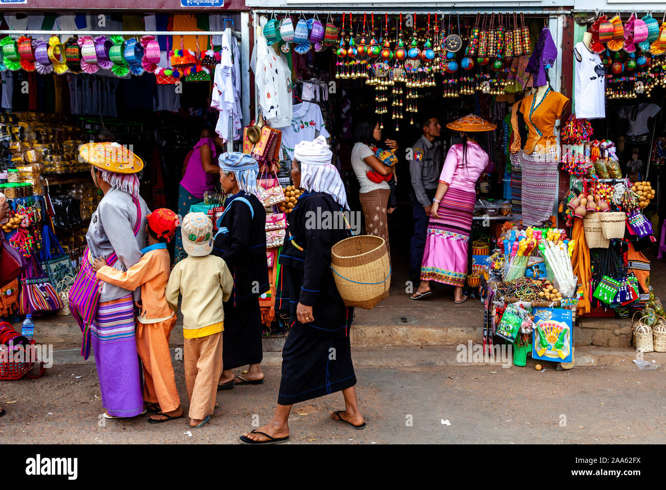 Un groupe de personnes de minorités ethniques à la recherche devant les magasins, Pindaya, Shan State, Myanmar. Banque D'Images