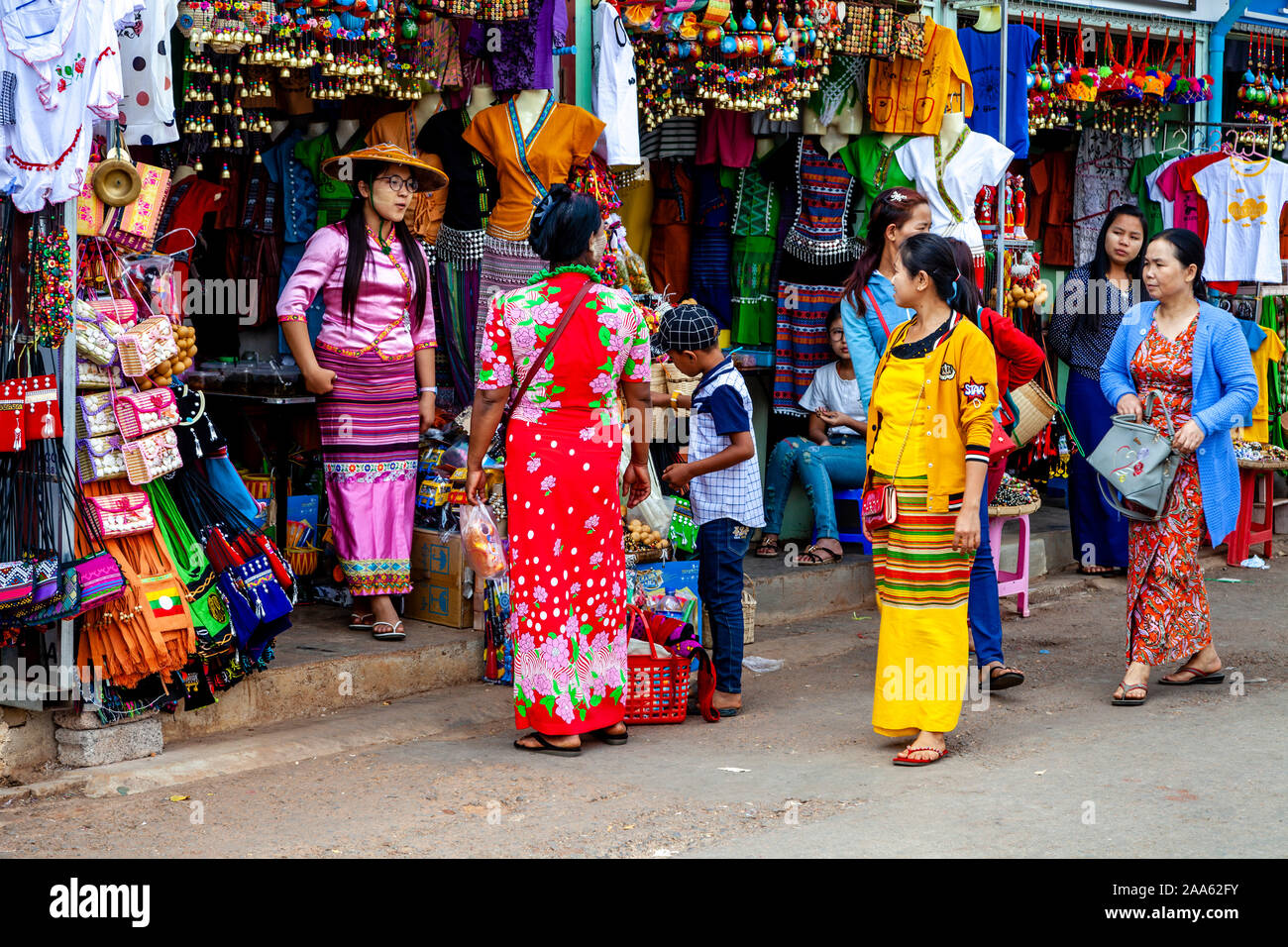 Un groupe de personnes de minorités ethniques à la recherche devant les magasins, Pindaya, Shan State, Myanmar. Banque D'Images Un groupe de personnes de minorités ethniques à la recherche devant les magasins, Pindaya, Shan State, Myanmar. Banque D'Images