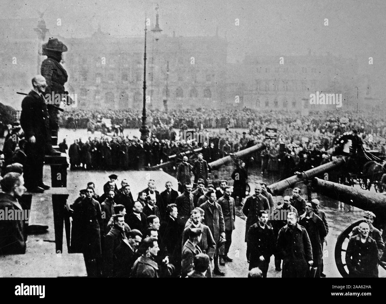 Adressage révolutionnaire allemand foule à Berlin. Un marin allemand nommé Tost sur la balustrade du Château Royal, s'adressant à un groupe de soldats et de civils rassemblés ci-dessous ca. 1918-1919 Banque D'Images