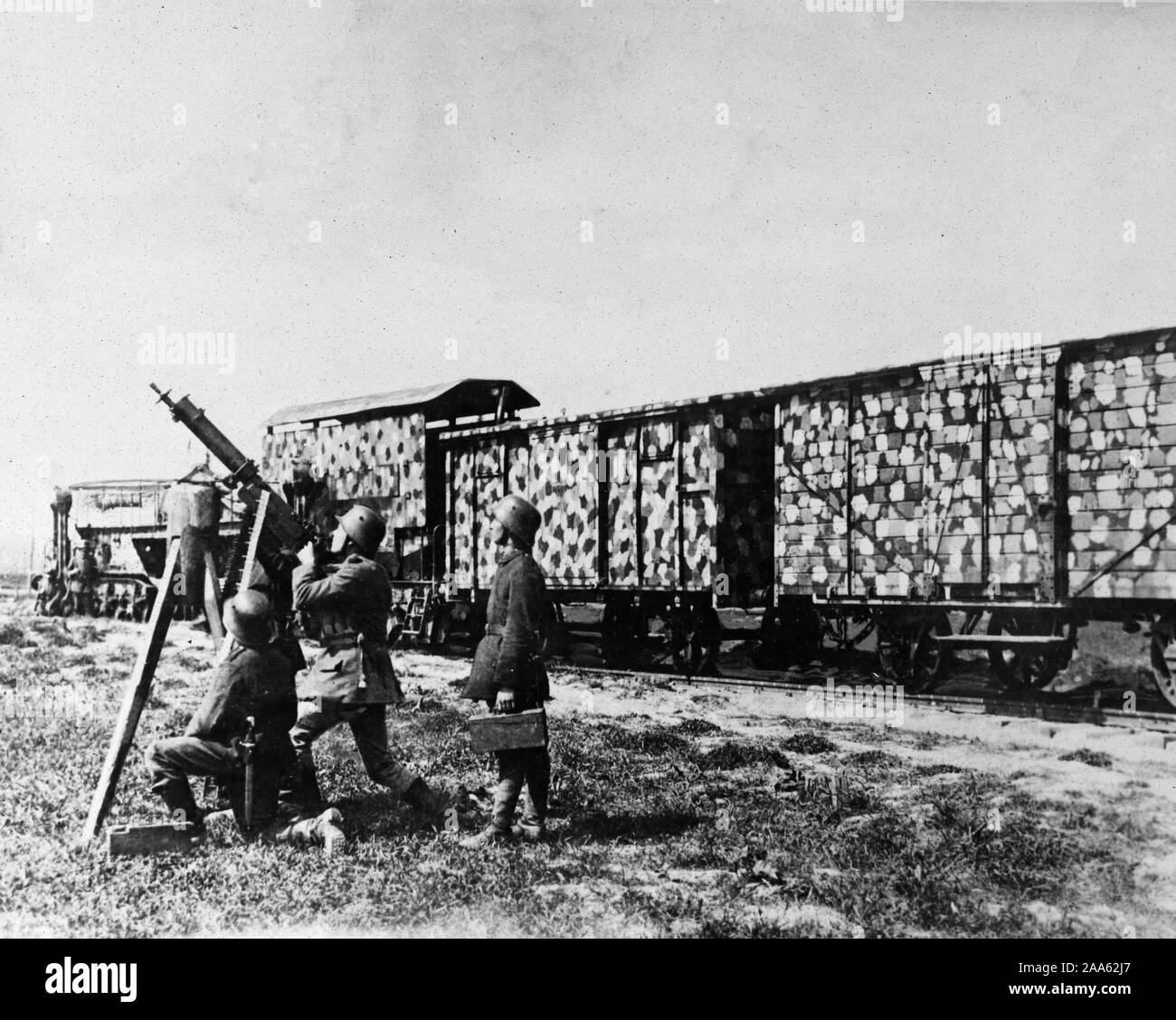 Camouflé allemand et anti-train-craft air gun. Train d'artillerie allemand camouflé pour la protection contre les bombes de Français Anglais et Américains, des avions anti-allemande des artilleurs d'artisanat sont indiqués en action ca. 1918 Banque D'Images