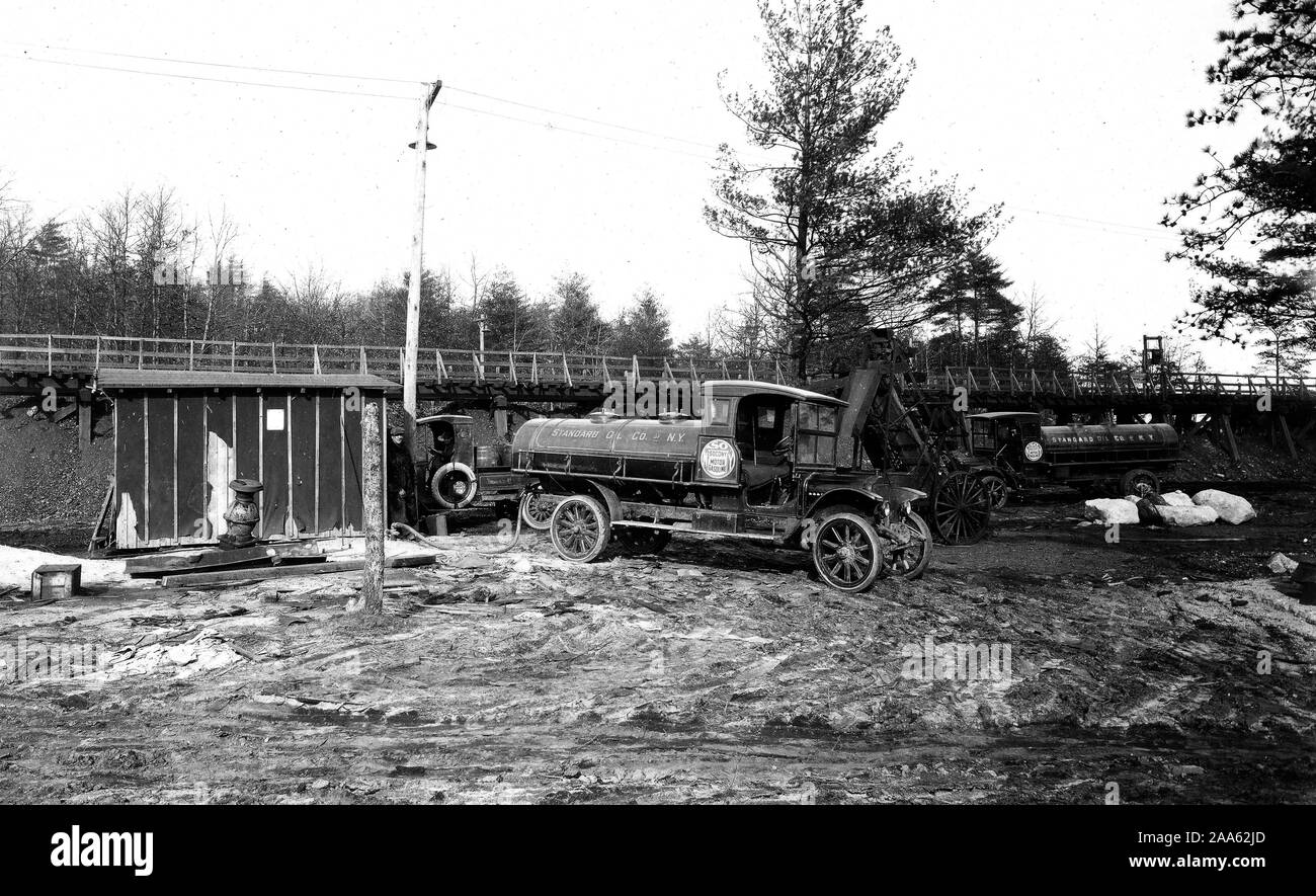 La guerre des industries - l'essence - La Standard Oil Company de camions des livraisons d'essence et d'huiles aux stations à Camp Devens, Massachusetts ca. 1915-1920 Banque D'Images