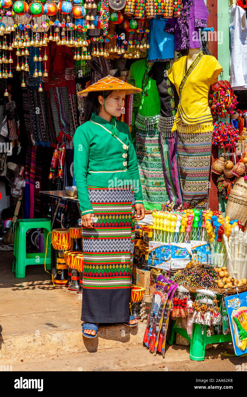 Un commerçant à la recherche de clients, Pindaya, Shan State, Myanmar. Banque D'Images