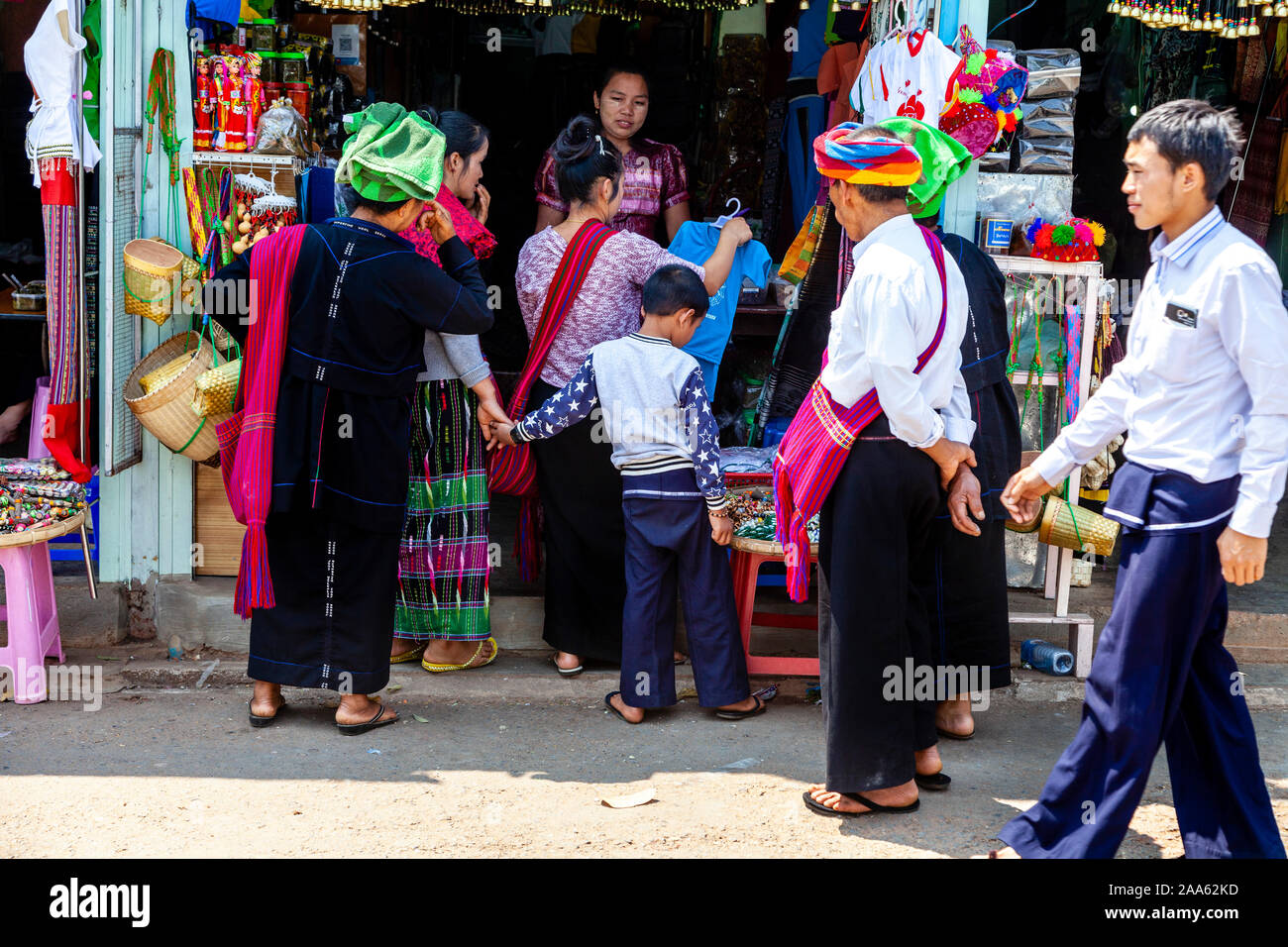 Un groupe minoritaire de Pa'o gens Shopping pendant le Festival Pindaya Cave, Pindaya, l'État de Shan, Myanmar. Banque D'Images Un groupe minoritaire de Pa'o gens Shopping pendant le Festival Pindaya Cave, Pindaya, l'État de Shan, Myanmar. Banque D'Images