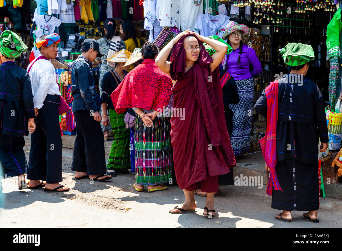 Un groupe minoritaire de Pa'o gens Shopping pendant le Festival Pindaya Cave, Pindaya, l'État de Shan, Myanmar. Banque D'Images Un groupe minoritaire de Pa'o gens Shopping pendant le Festival Pindaya Cave, Pindaya, l'État de Shan, Myanmar. Banque D'Images