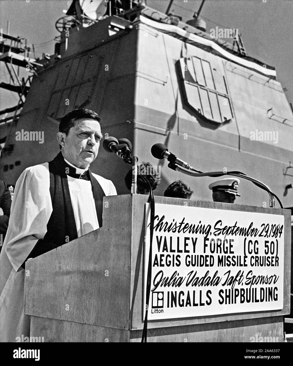 Le révérend Alfred Mead, recteur, St. John's Episcopal Church, donne l'invocation au cours de la cérémonie du baptême pour l'égide croiseur lance-missiles USS Valley Forge (CG 50). Banque D'Images
