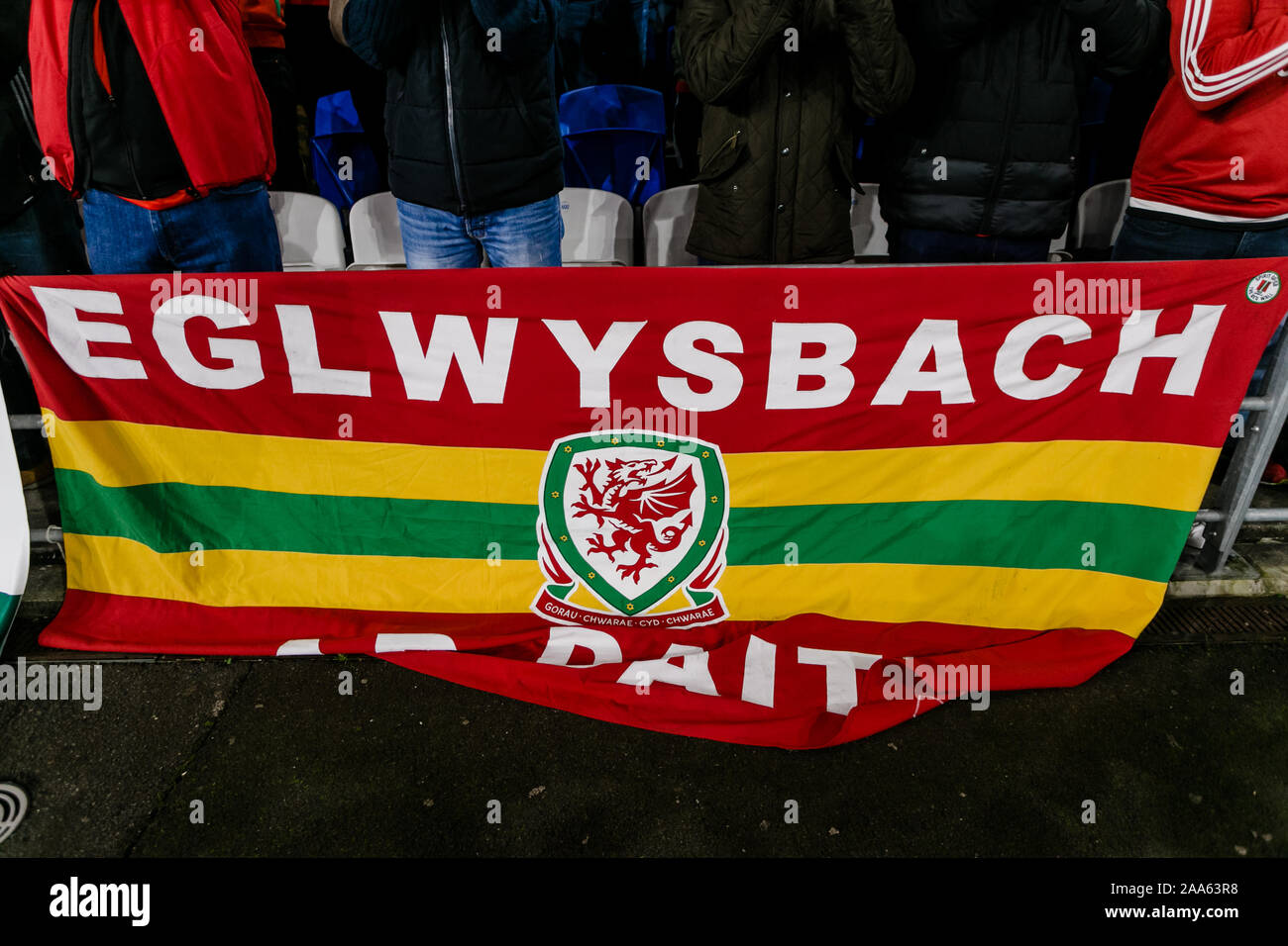 CARDIFF, WALES - 13 novembre : Welsh drapeau du ventilateur pendant l'UEFA Euro 2020 qualificatif entre le Pays de Galle et la Hongrie à Cardiff City Stadium le 19 novembre 201 Banque D'Images