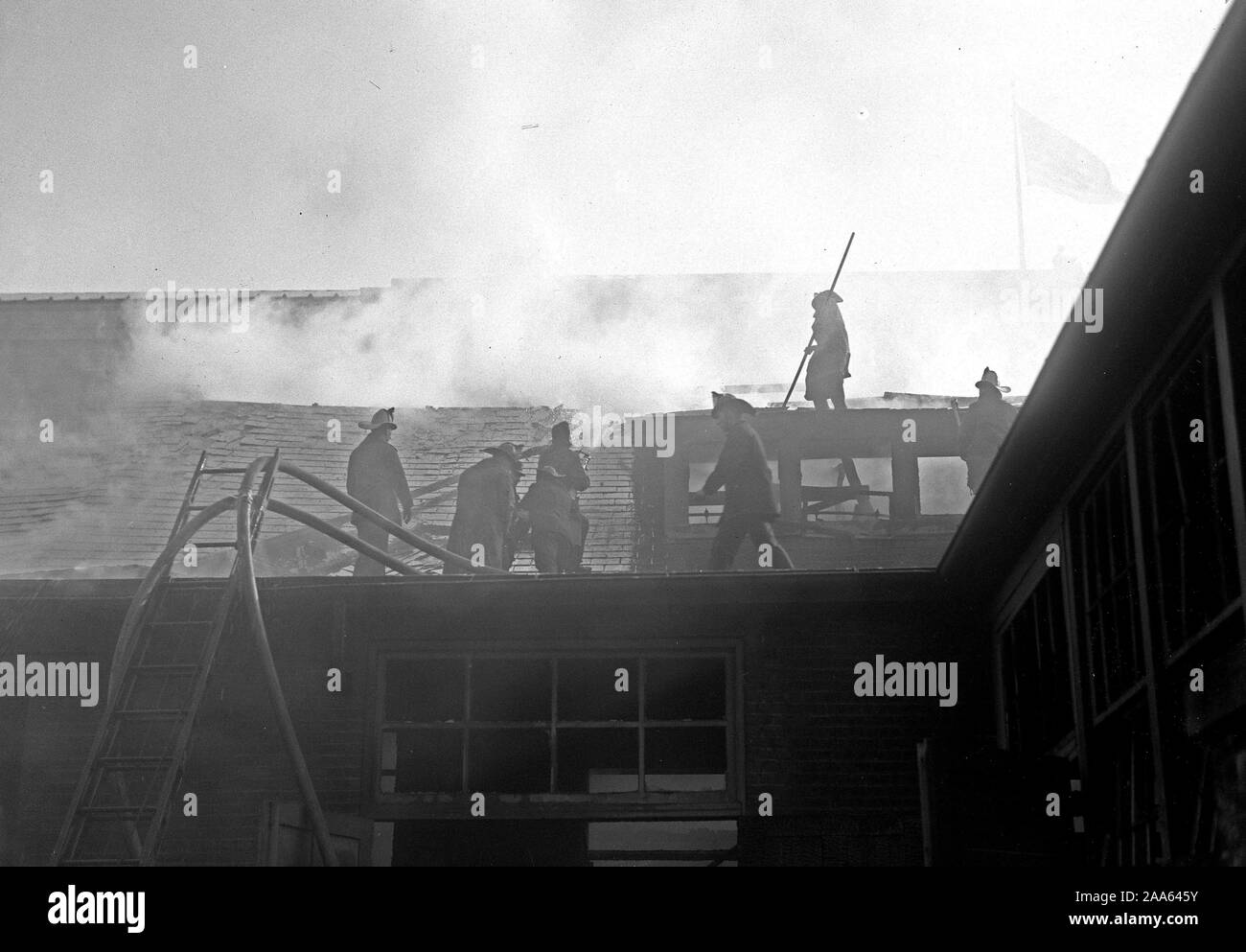 Début des années 1900, pompiers - Pompiers combattre le feu ca. 1914-1918 Banque D'Images